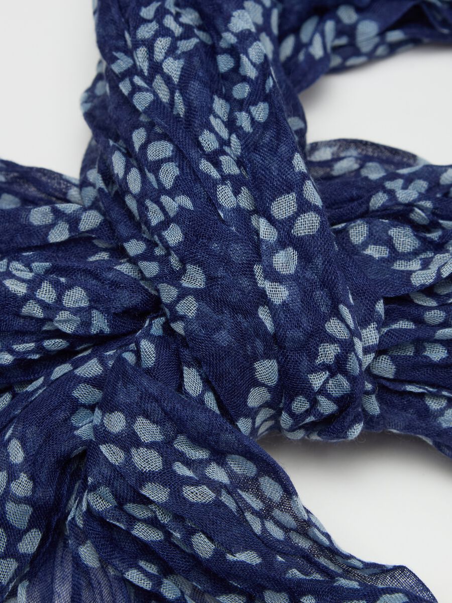 Crinkle-effect pashmina with all-over print_1