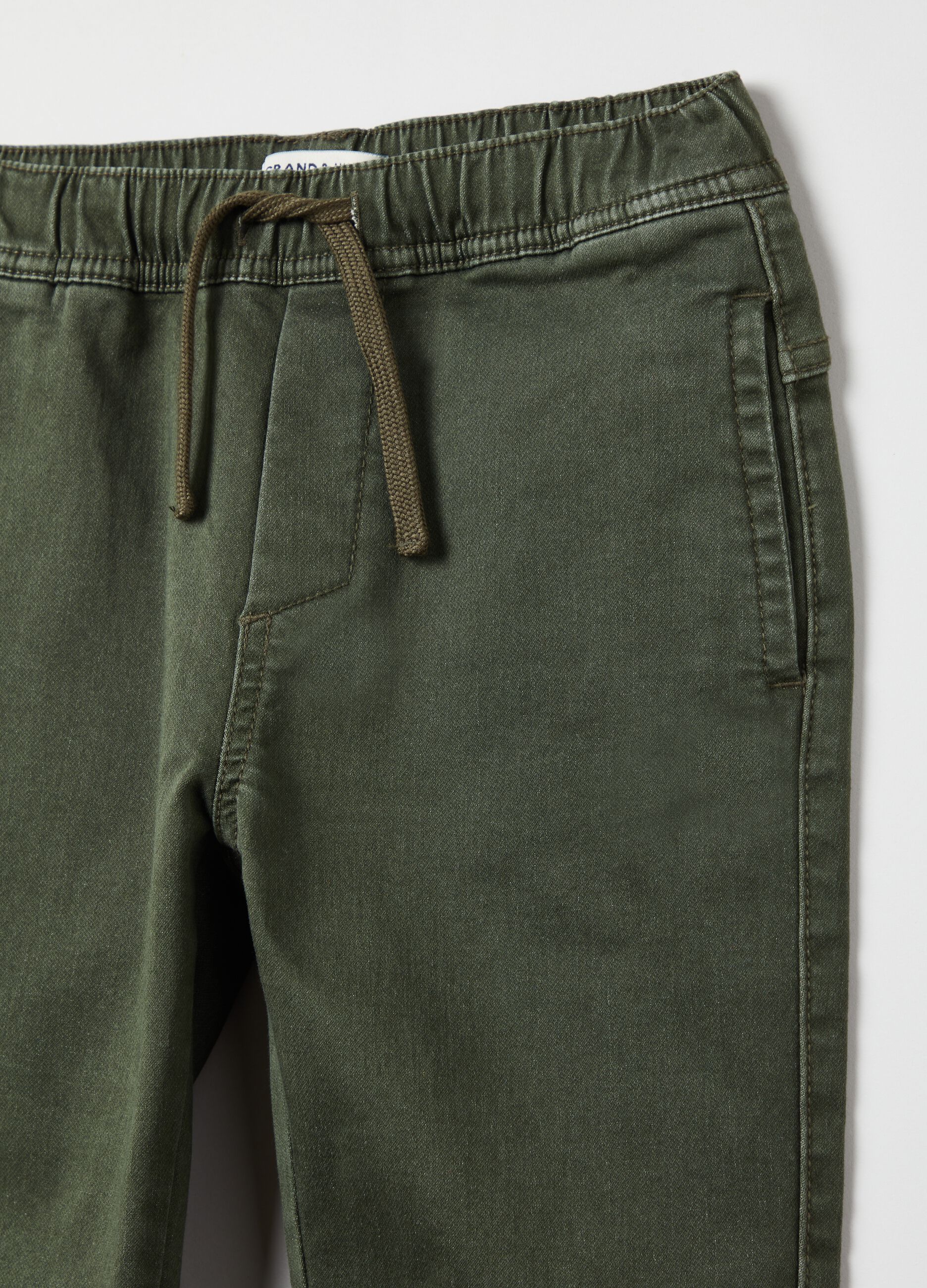 Joggers con coulisse e tasche_0