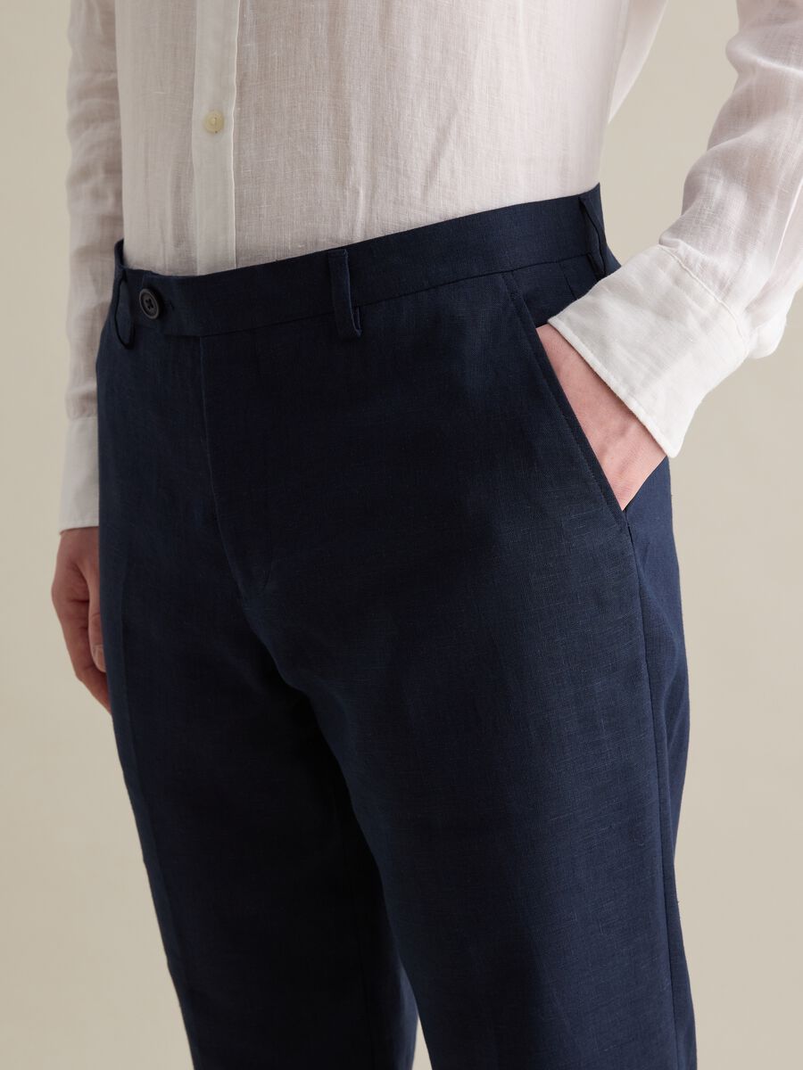 Contemporary regular-fit trousers in linen_2