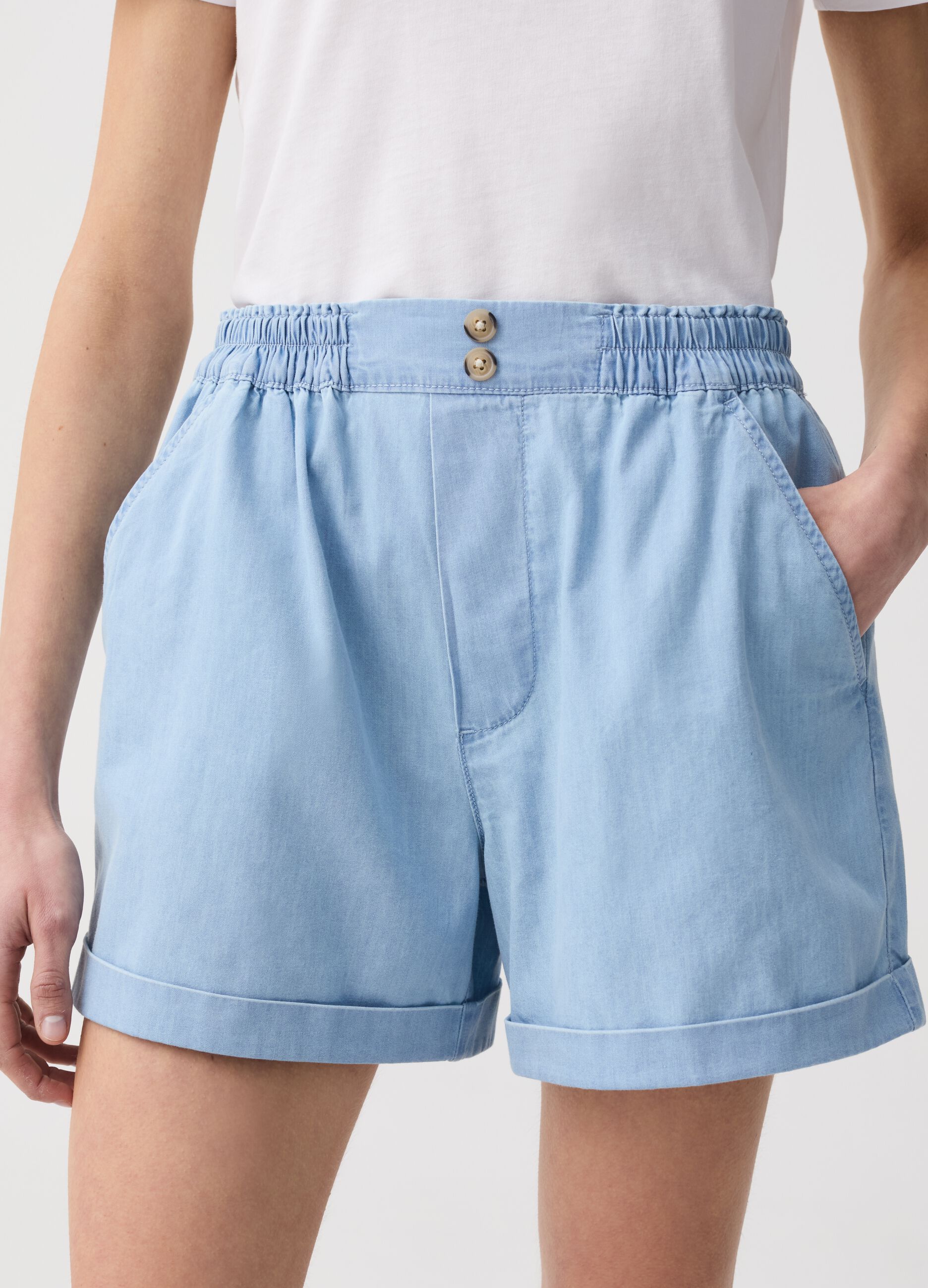 Fluid denim shorts with pockets