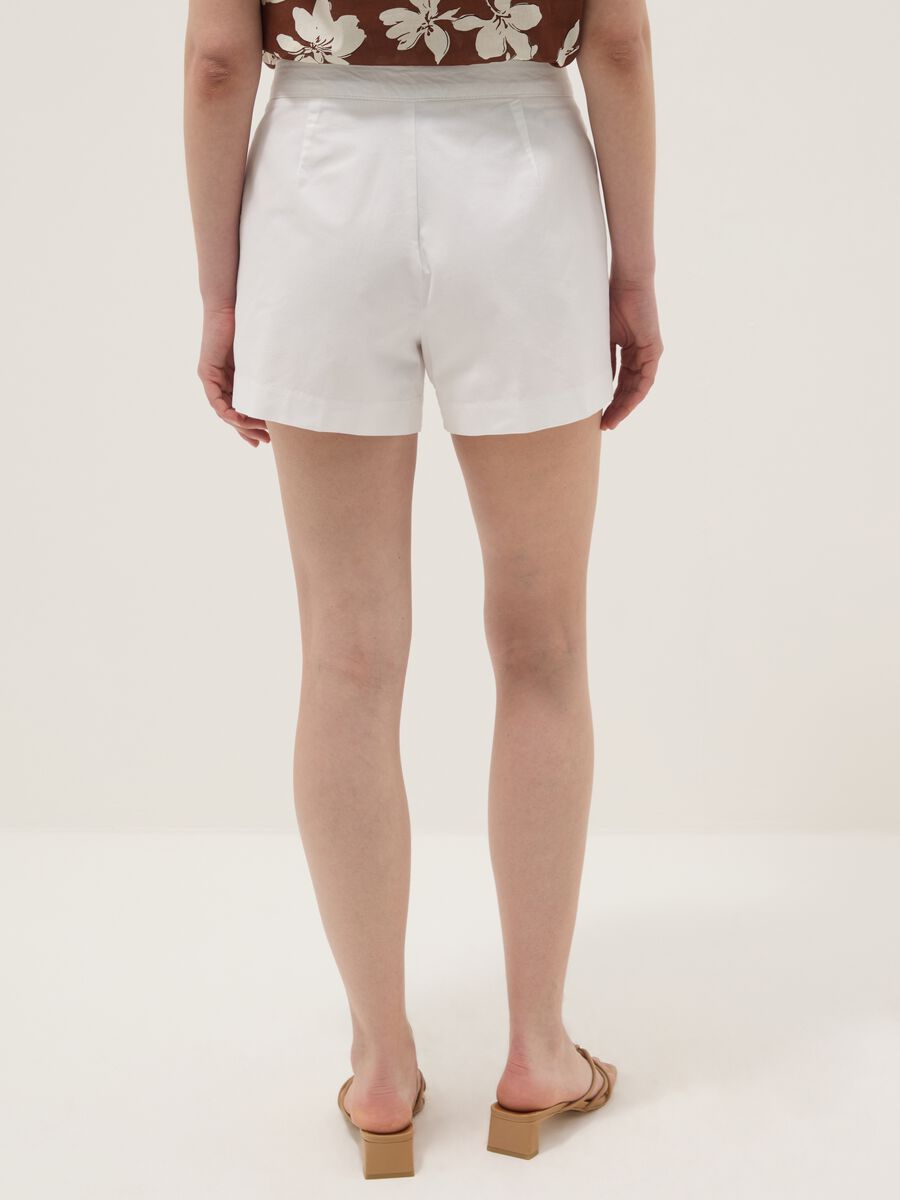 White chino shorts in pure cotton_3
