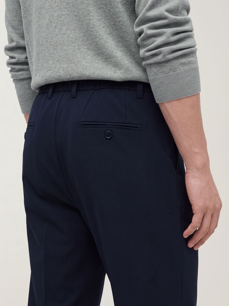 Pantaloni chino blu in twill di viscosa elasticizzata slim fit_3