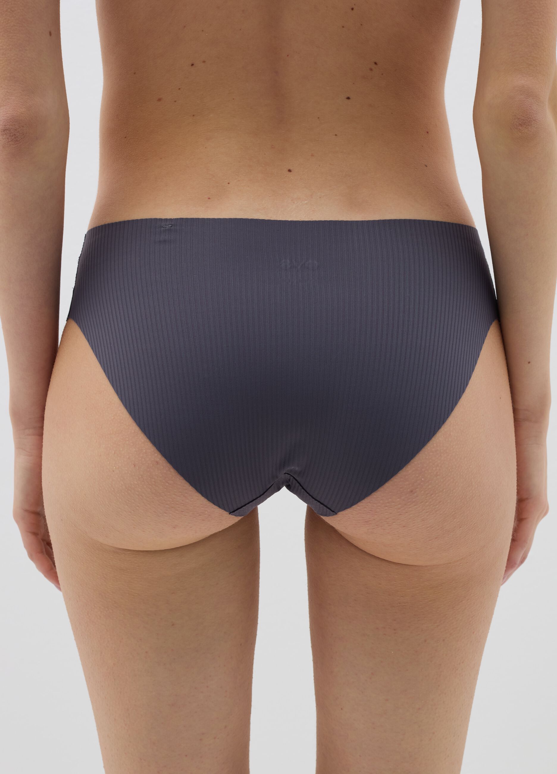 Seam-free ribbed briefs