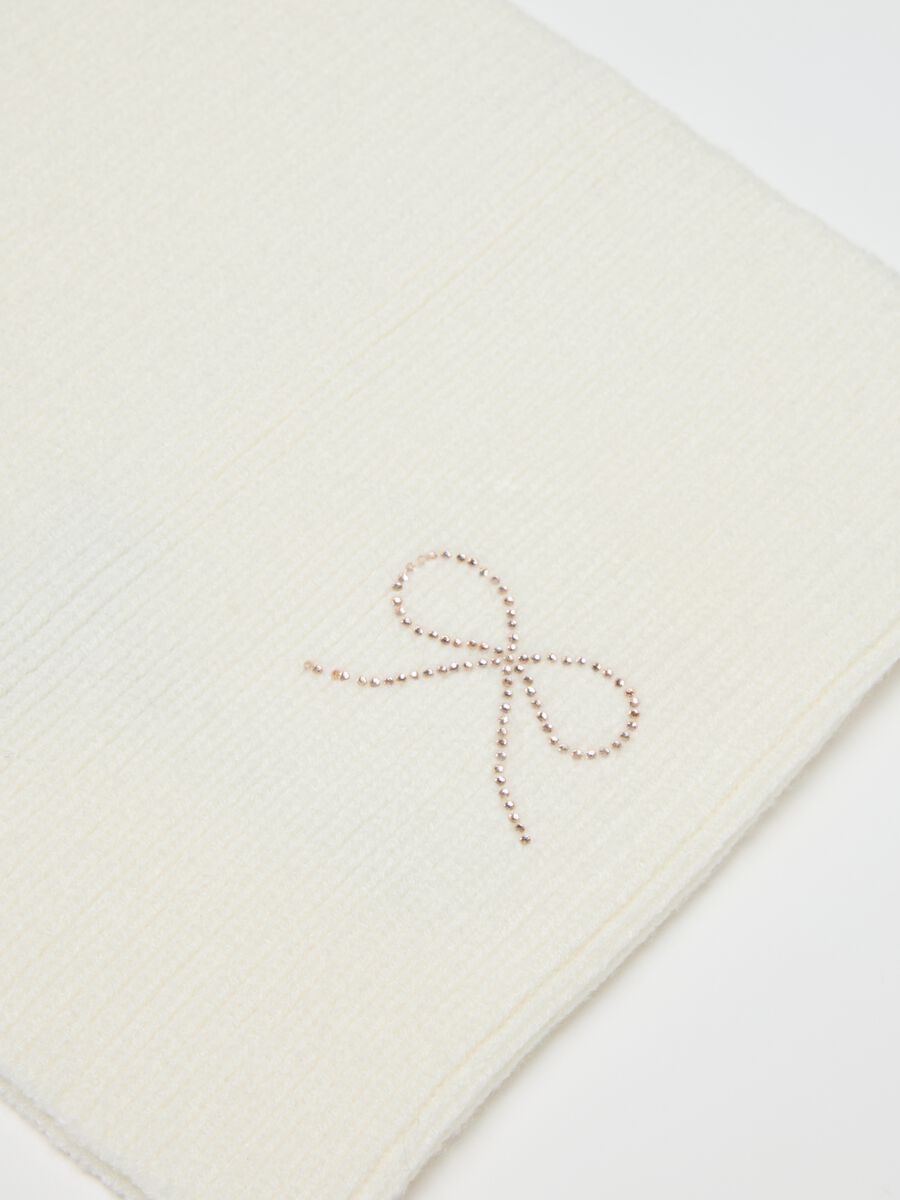 White girl's scarf with embroidery_1