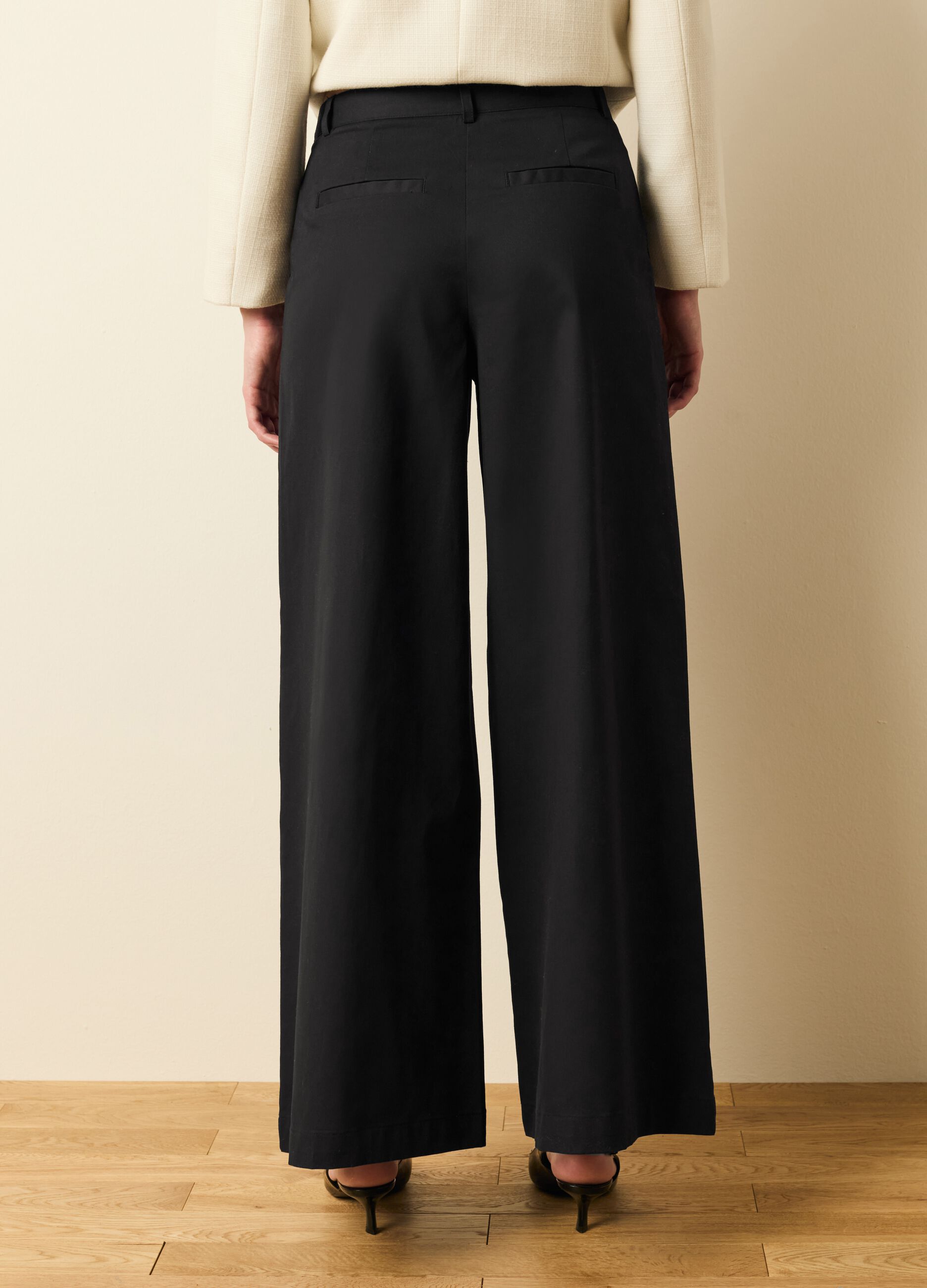 Wide-leg trousers with darts