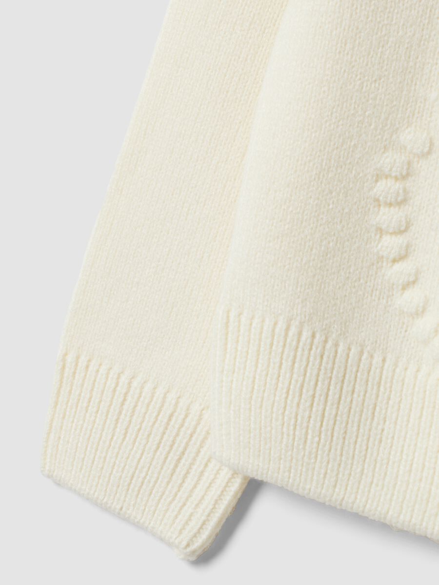 Maglione bianco girocollo con cuori in rilievo regular fit per bambina_3