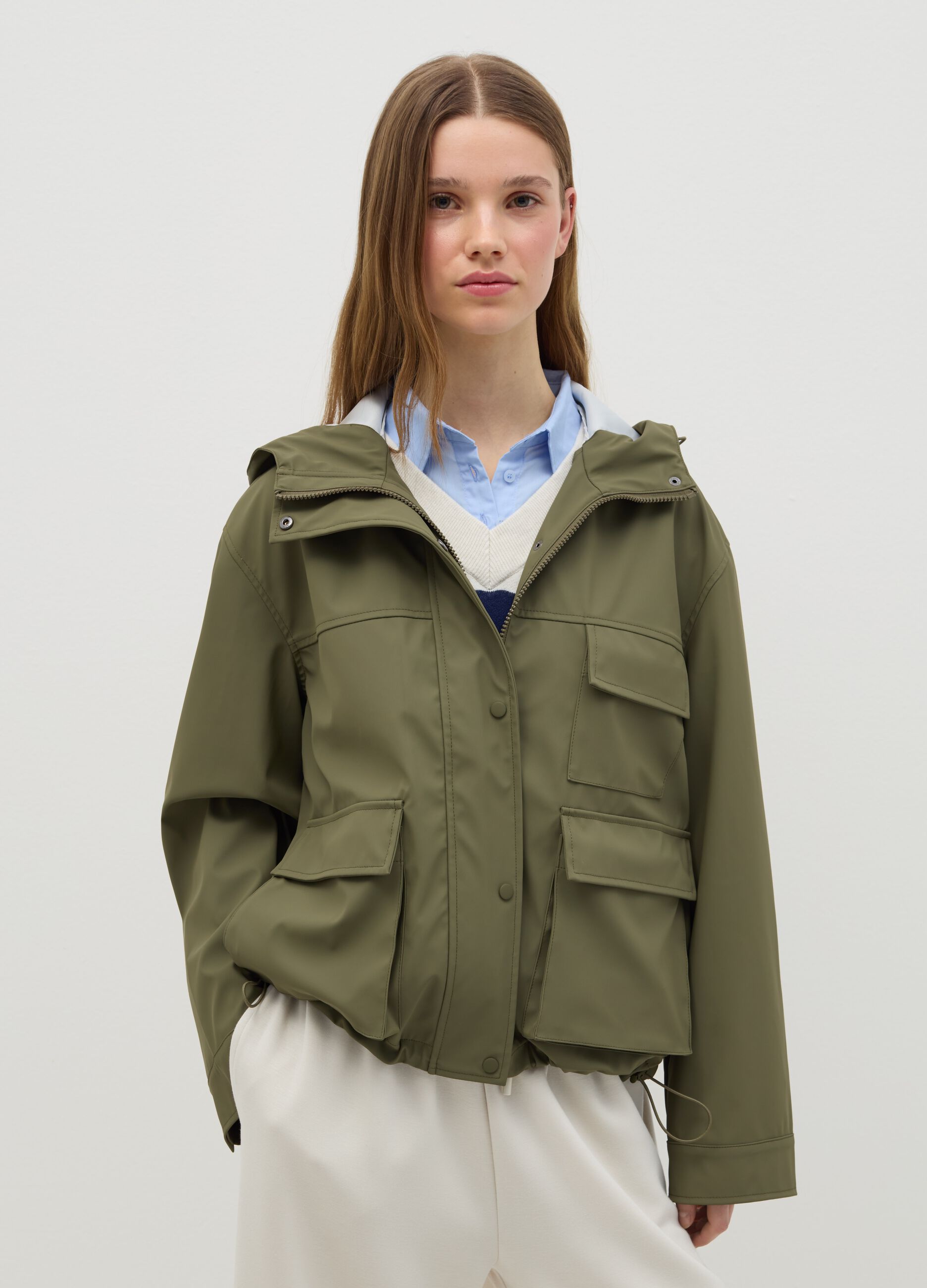 Short parka with hood and drawstring