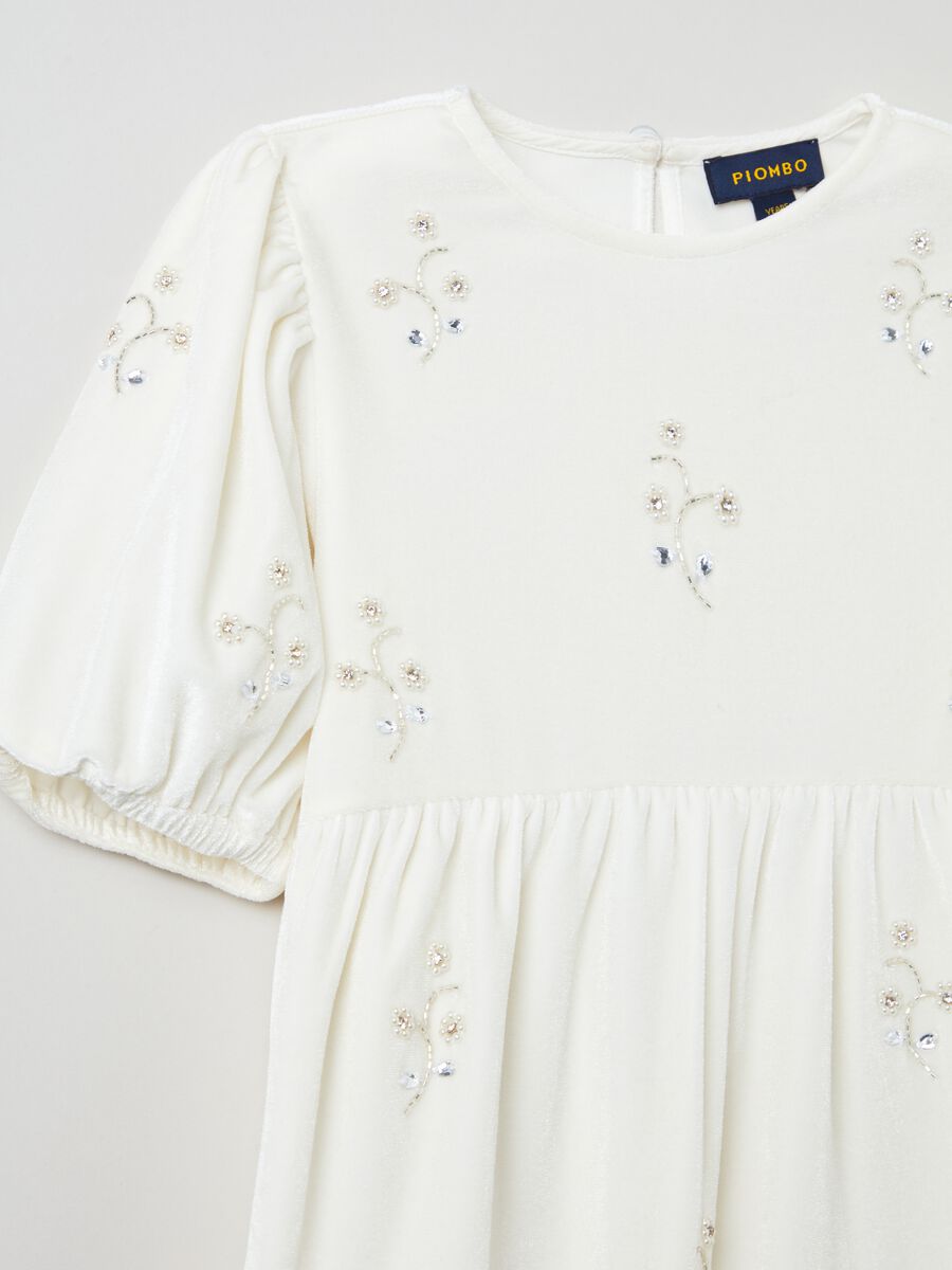 Abito in ciniglia con fiori di strass_5