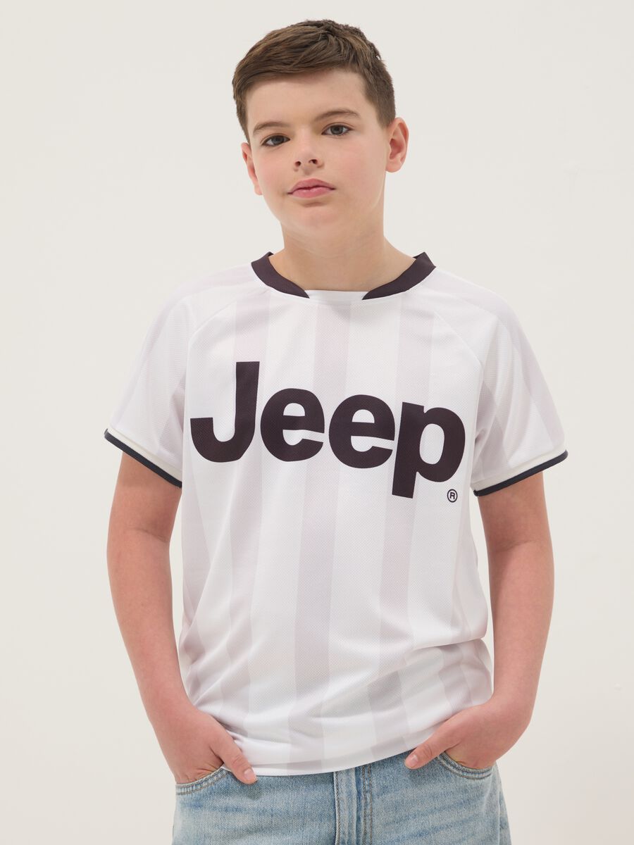 T-shirt sportiva bianca da bambino con righe verticali e logo Jeep_0
