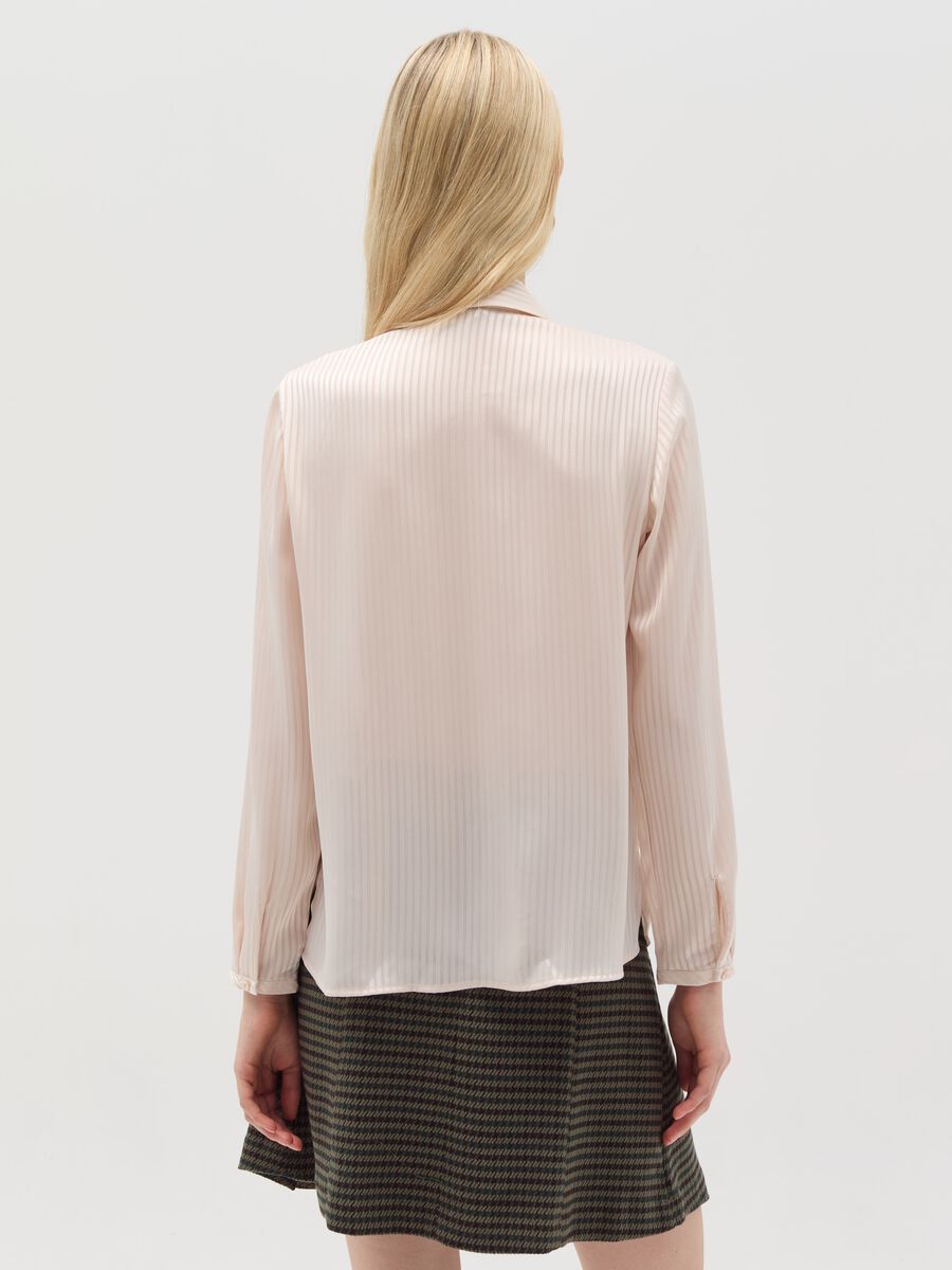Camicia in satin a righe con volant_3