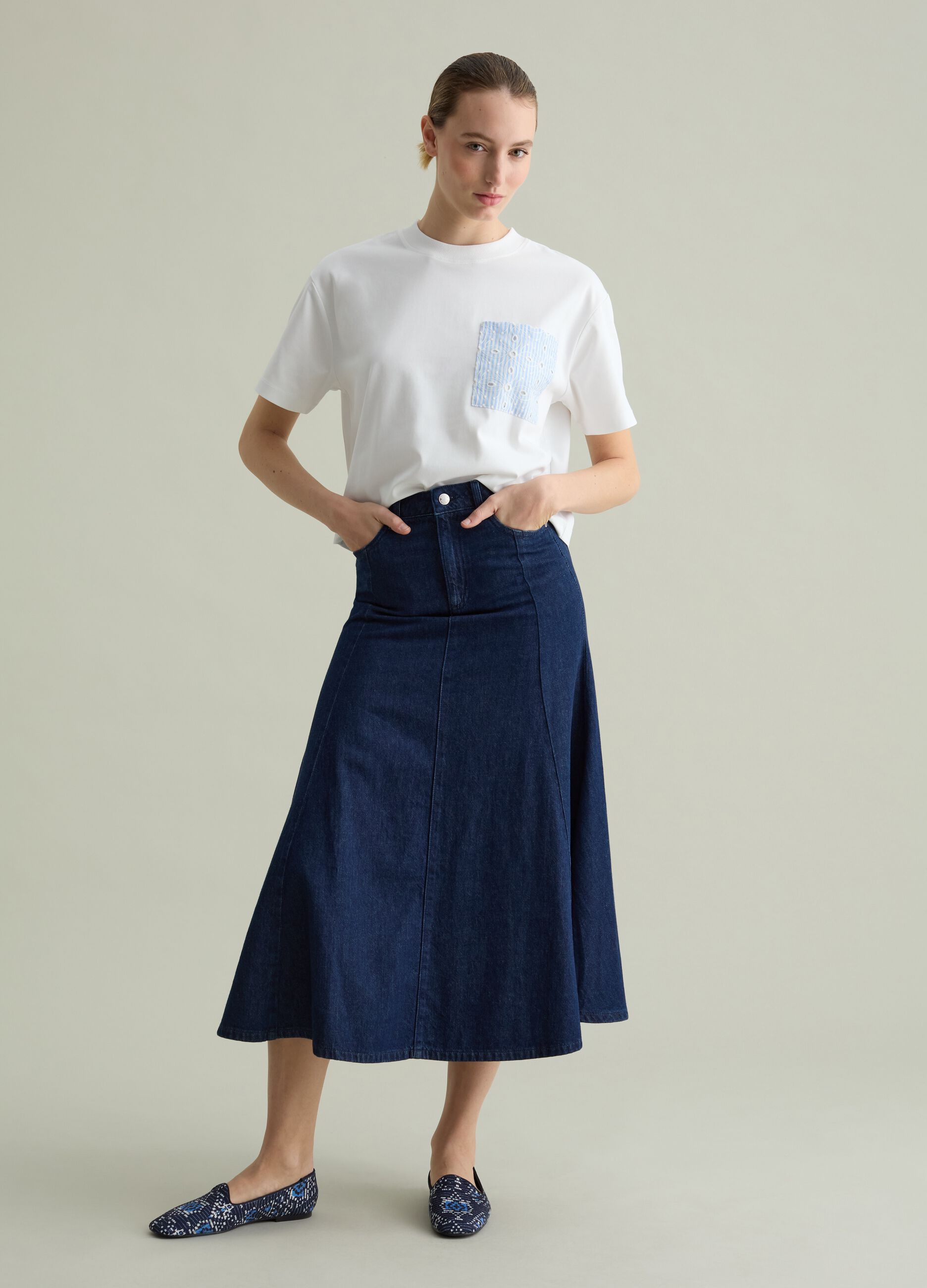T-shirt con tasca in sangallo
