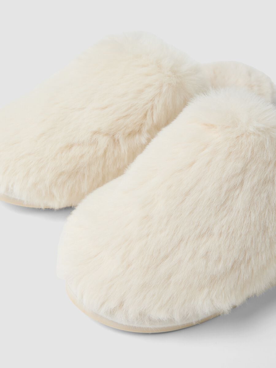 Pantofole bianche aperte sul tallone_1