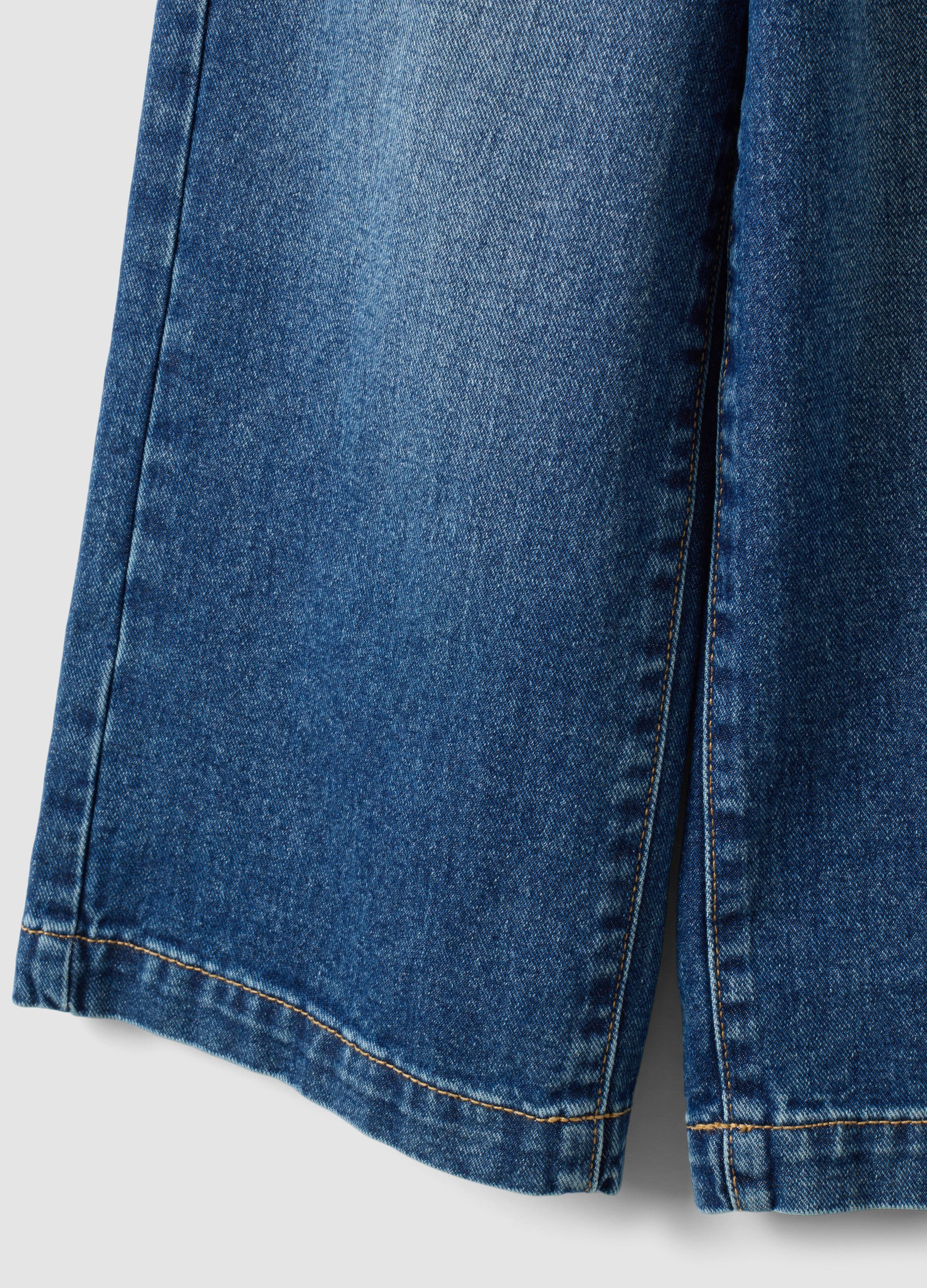 Jeans blu wide leg in puro cotone con patch per bambina