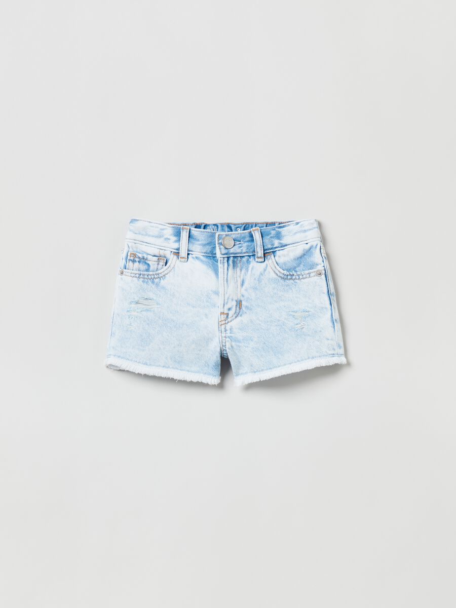 Shorts in denim con abrasioni_0