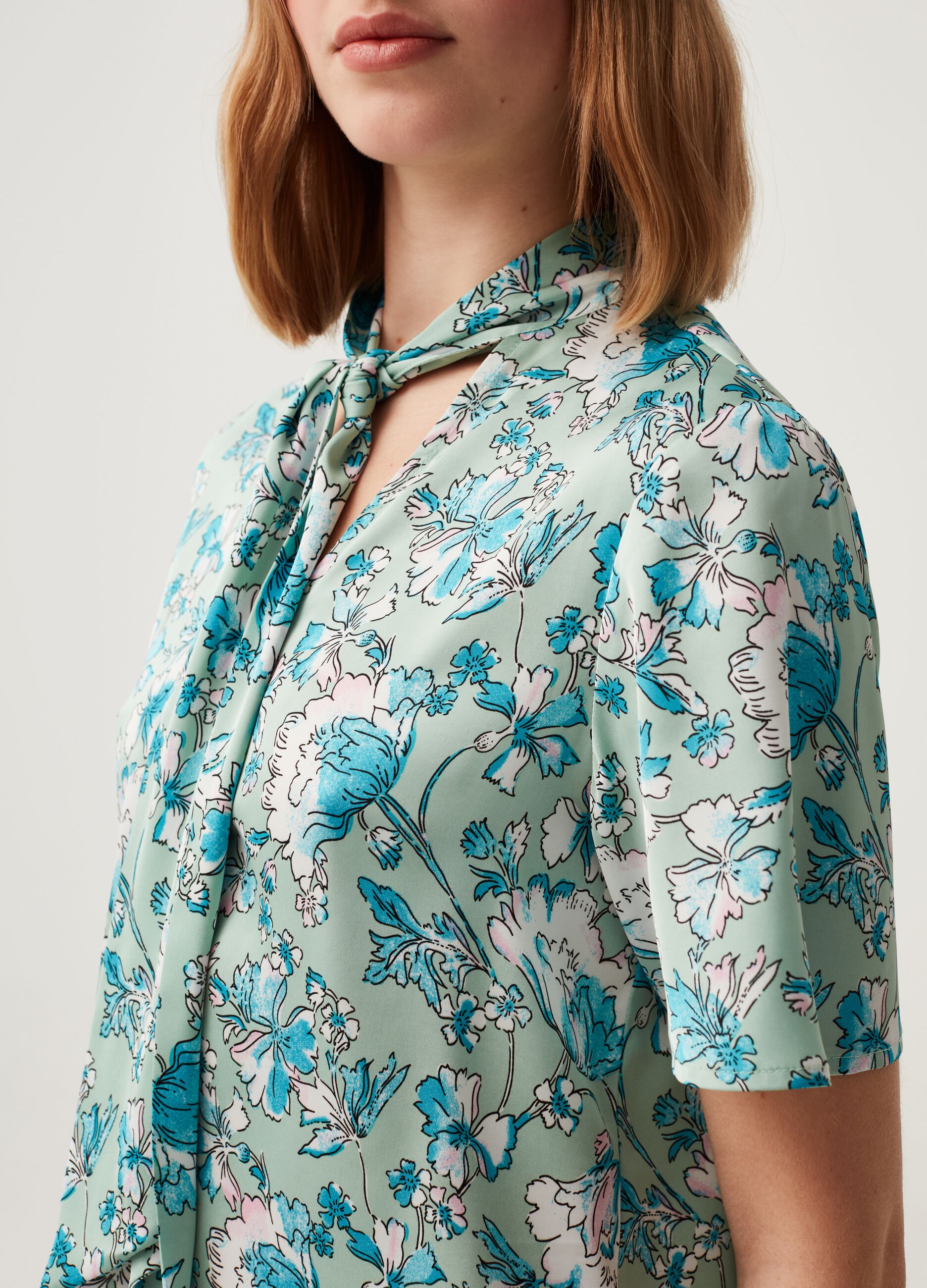 Blusa in satin con foulard_3