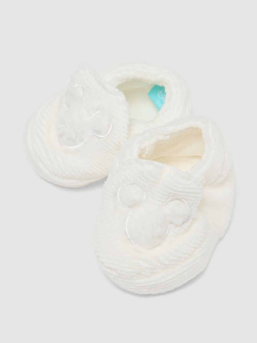 Set bianco con cappello e scarpine per neonato con stampa Mickey Mouse_1