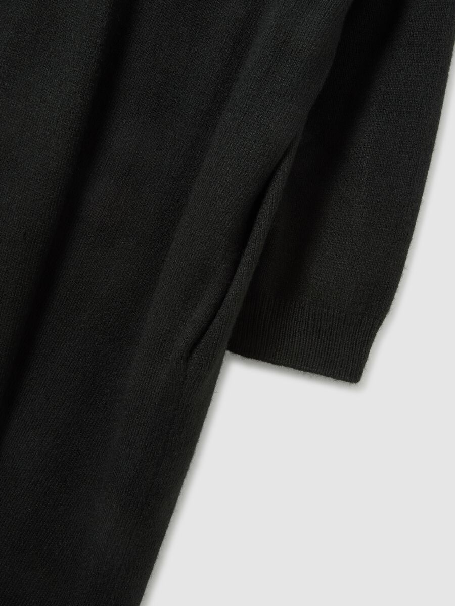 Cardigan lungo nero e vestibilità over_5