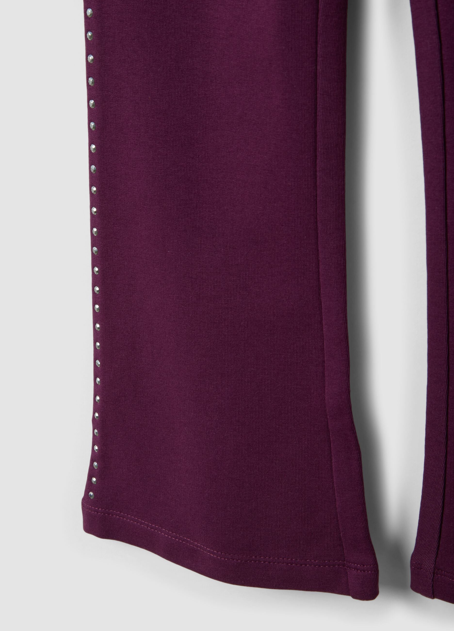 Leggings viola flare in cotone elasticizzato con borchie