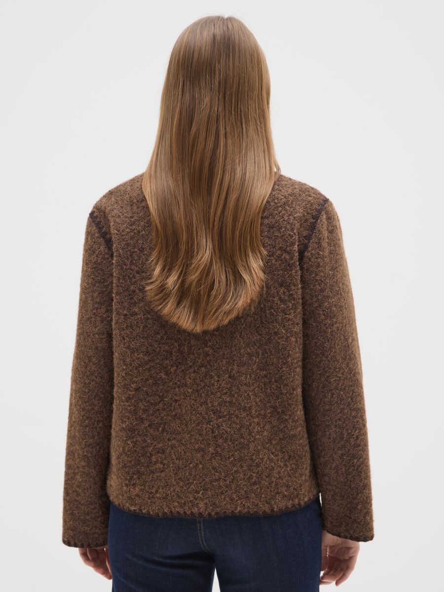 Giacca marrone regular fit con bottoni e tasche_2