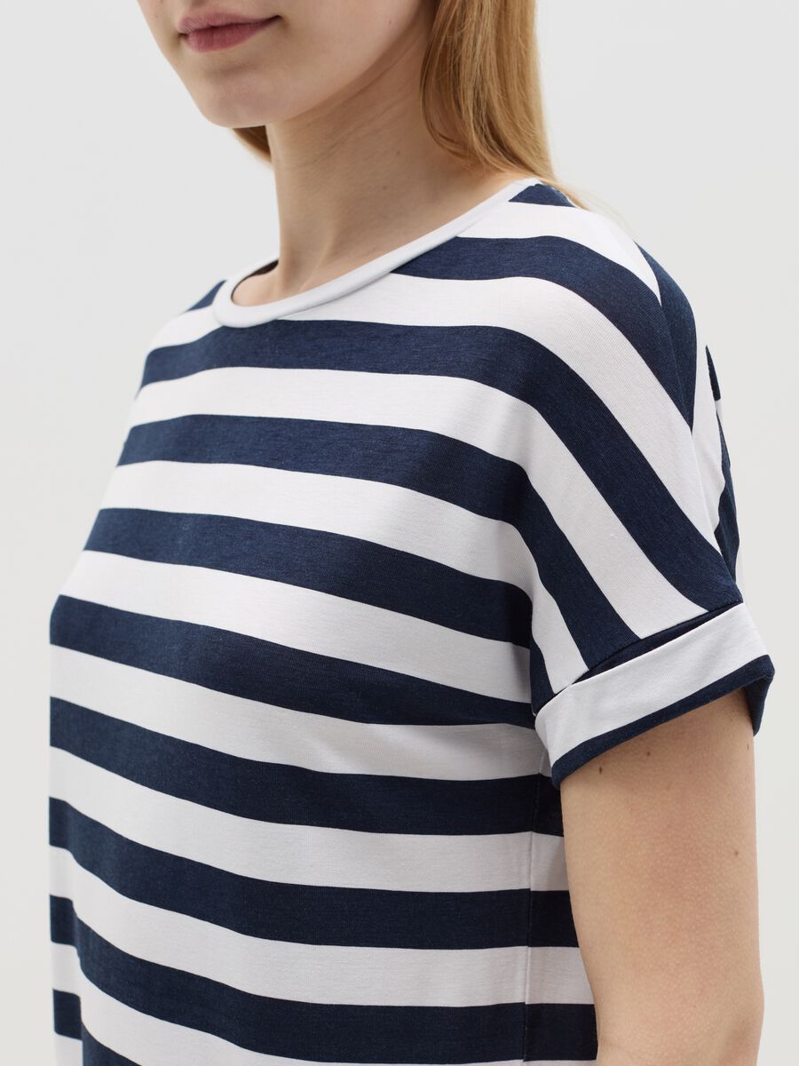 Blue and white striped T-shirt with short sleeves_2