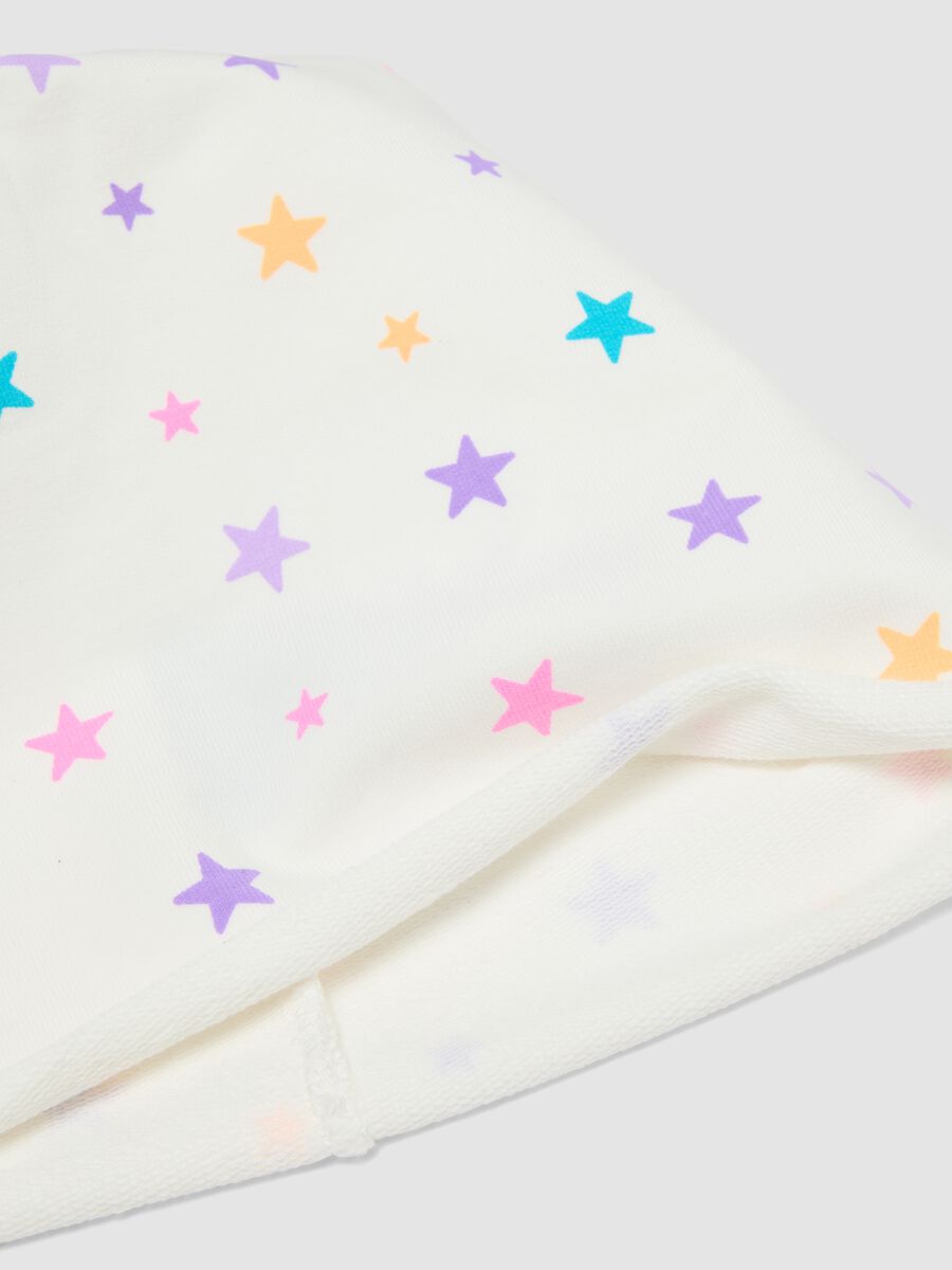 Cappello bianco in cotone elasticizzato con stampa stelle per bambina_1