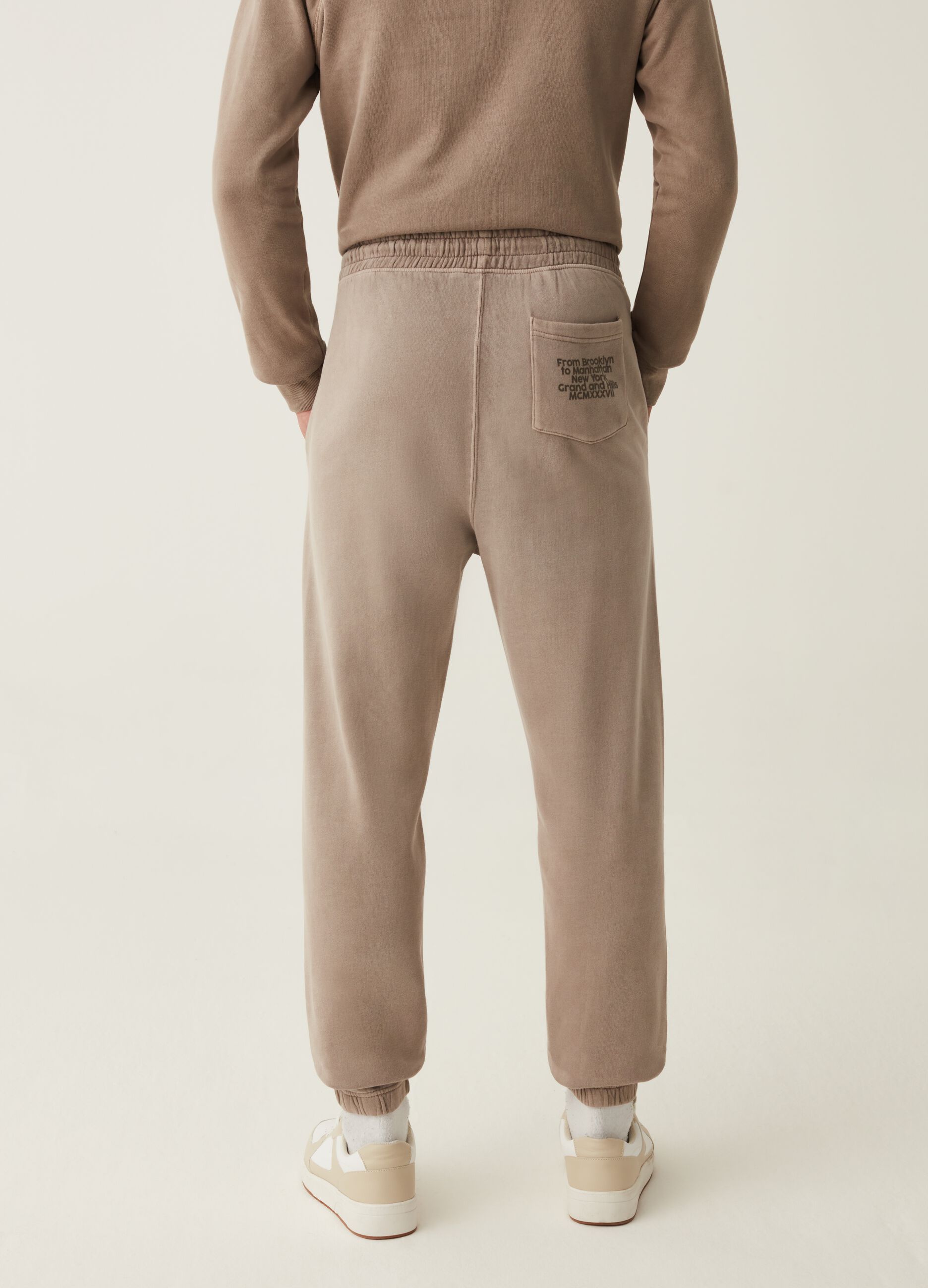 Pantaloni tuta oviesse on sale