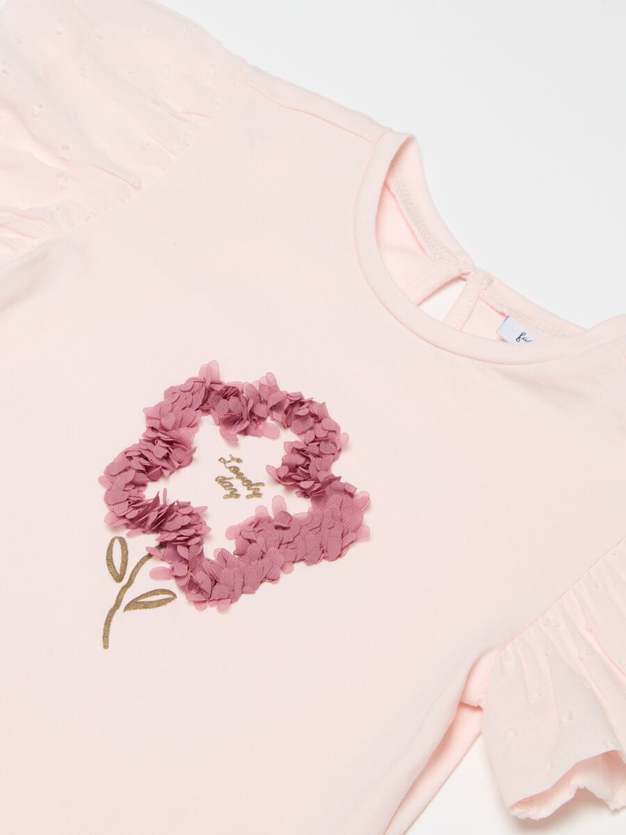 T-shirt con maniche in dobby e fiore_2