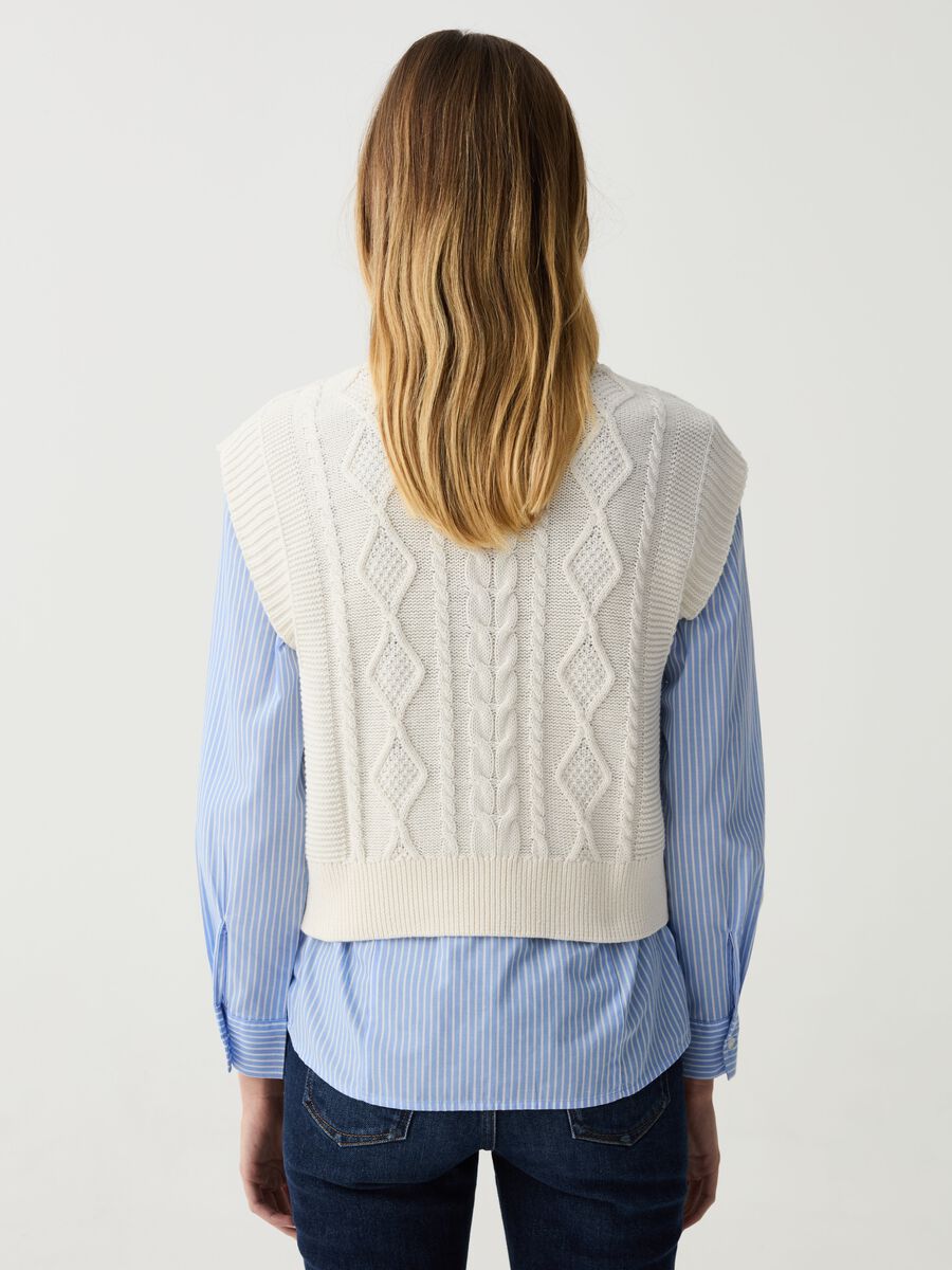 Closed gilet with cable-knit design_1