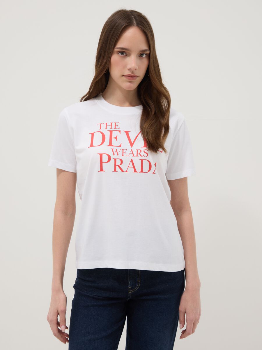 T-shirt in puro cotone bianca regular fit con stampa "Il diavolo veste Prada"_1