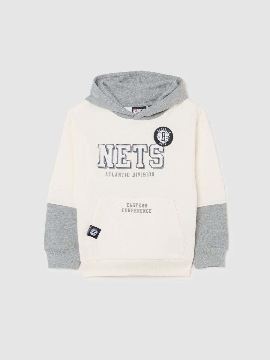 Felpa da bambino in misto cotone bianca e grigia oversize con logo Nets_0