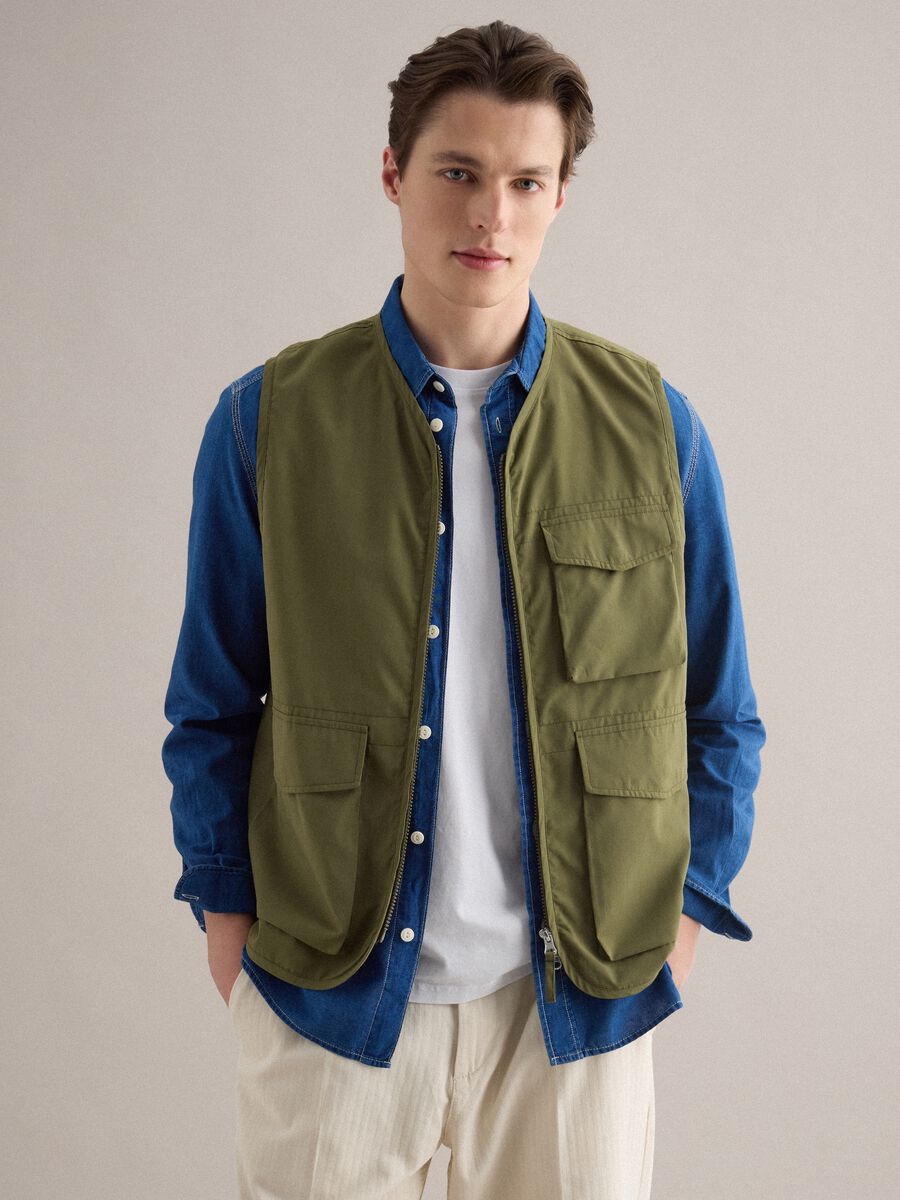 Gilet verde regular fit con zip e tasche frontali_1