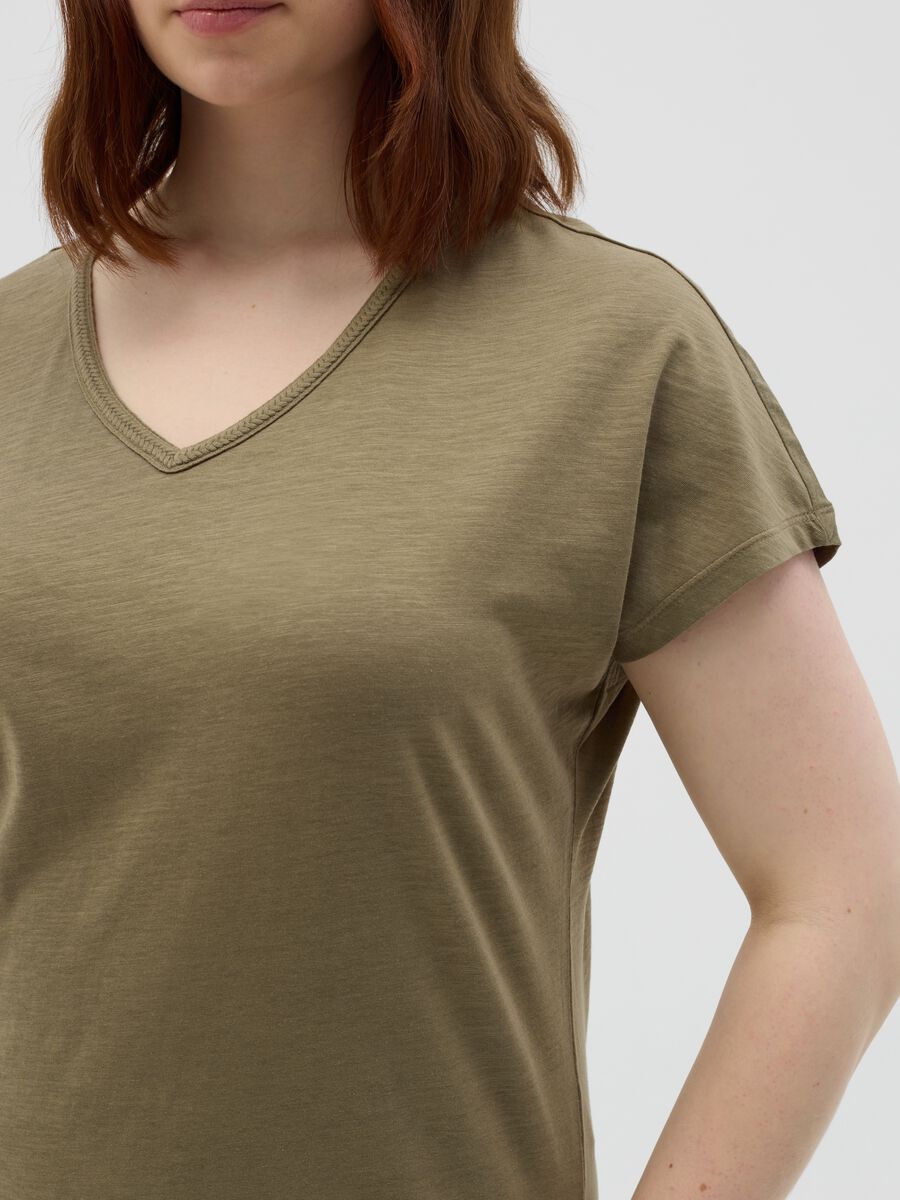 Curvy green T-shirt with V neck_2