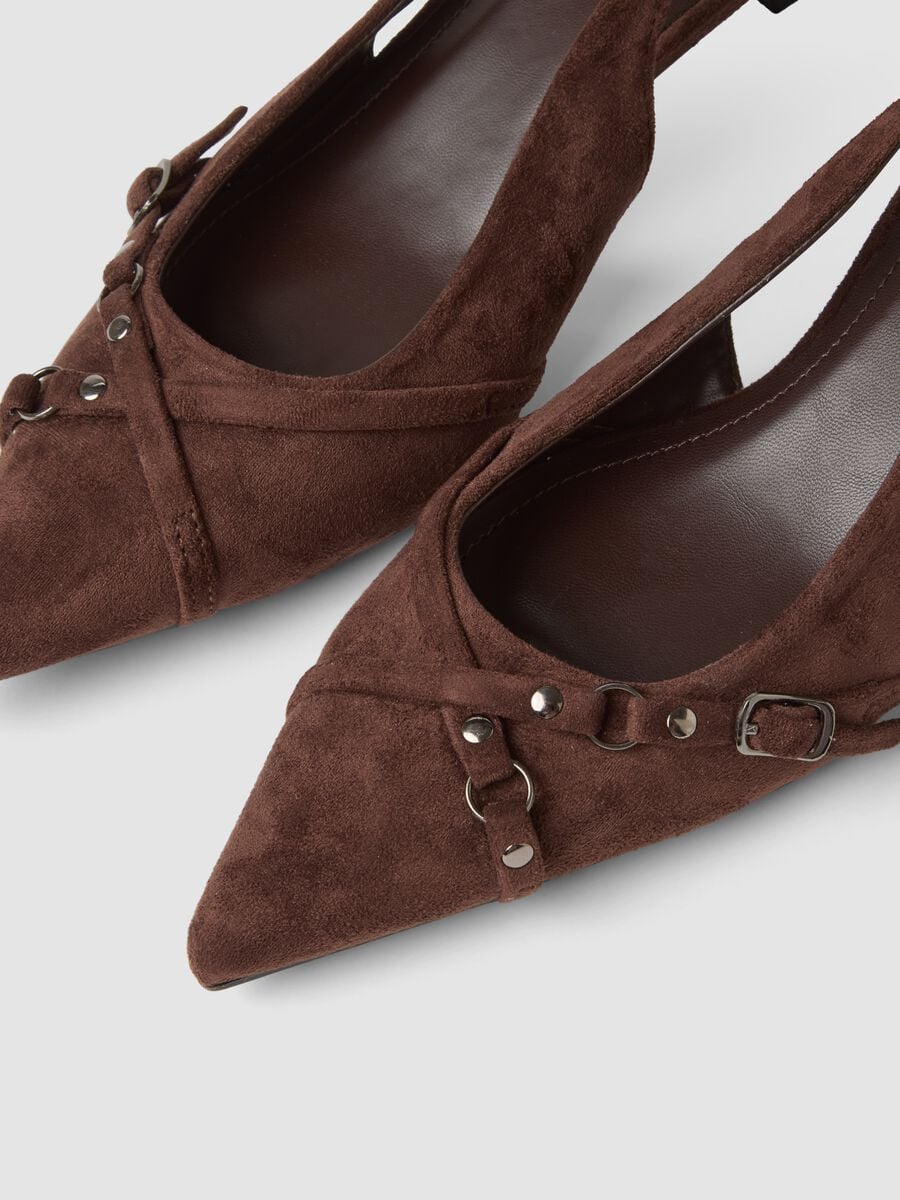 Brown slingback court shoes with heel and buckles_1