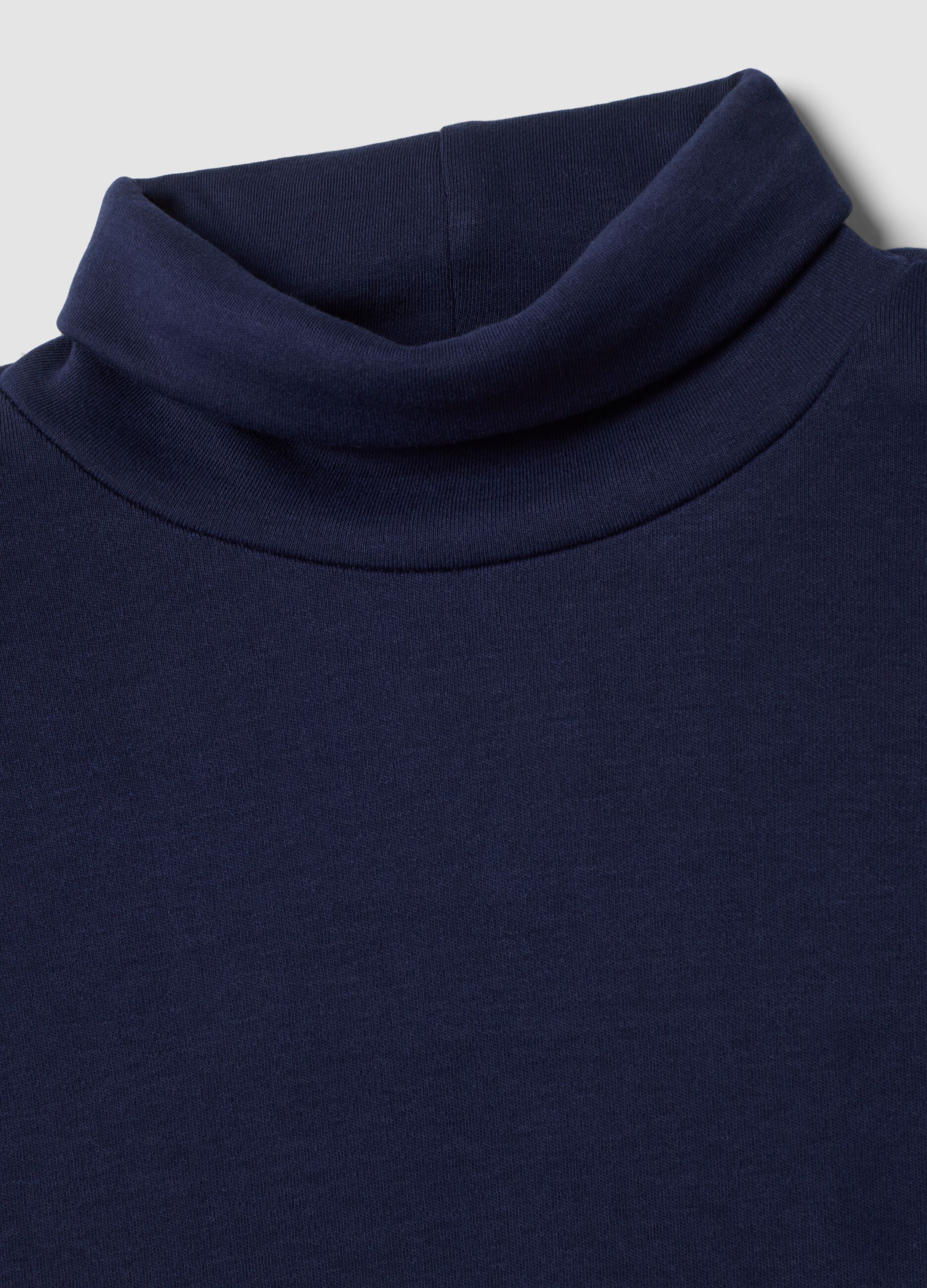 T-shirt blu in puro cotone con dolcevita