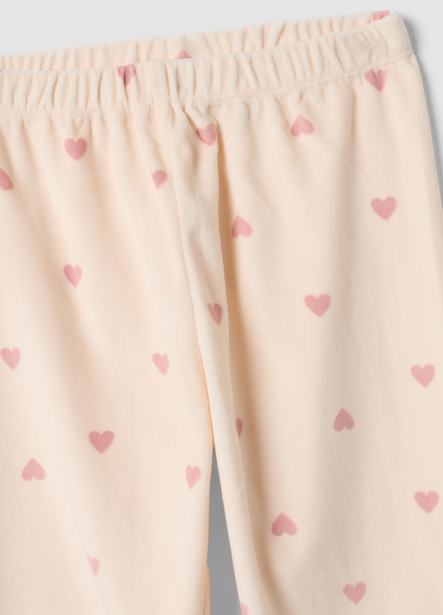 Pigiama viola con girocollo e pantaloni con cuori