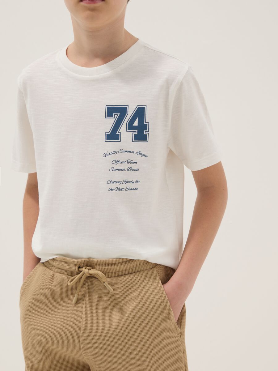 Multicolour pure cotton T-shirt and shorts set for boys, regular fit_2