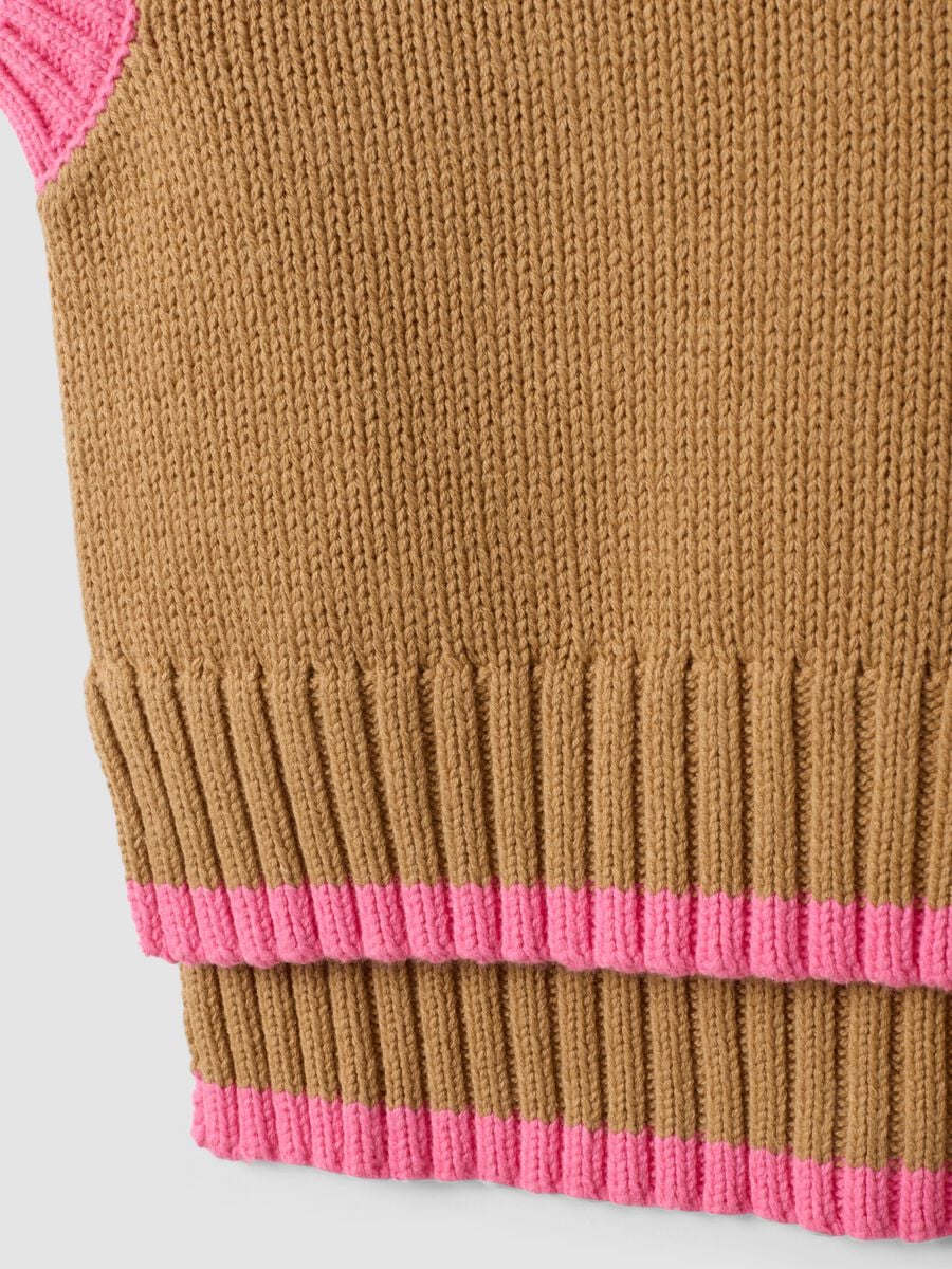 Gilet marrone in misto cotone con scollo a V e profilo a contrasto per bambina_3