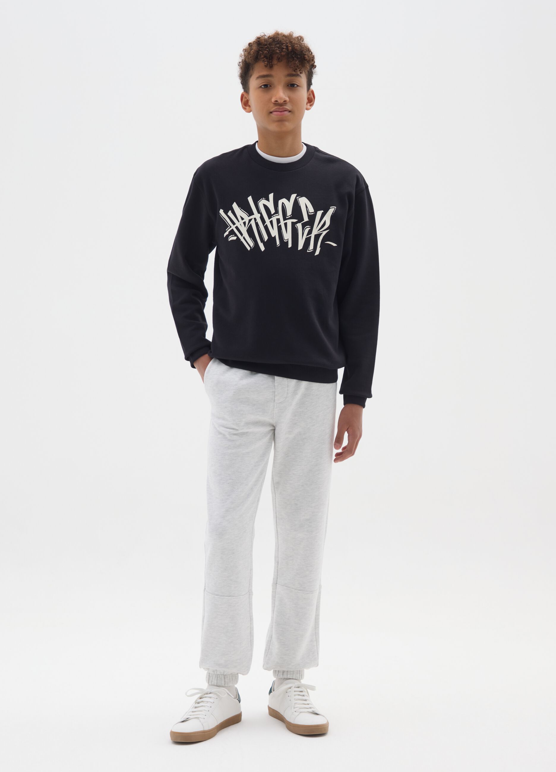 Grey cotton boy's jogger trousers with an oversized fit