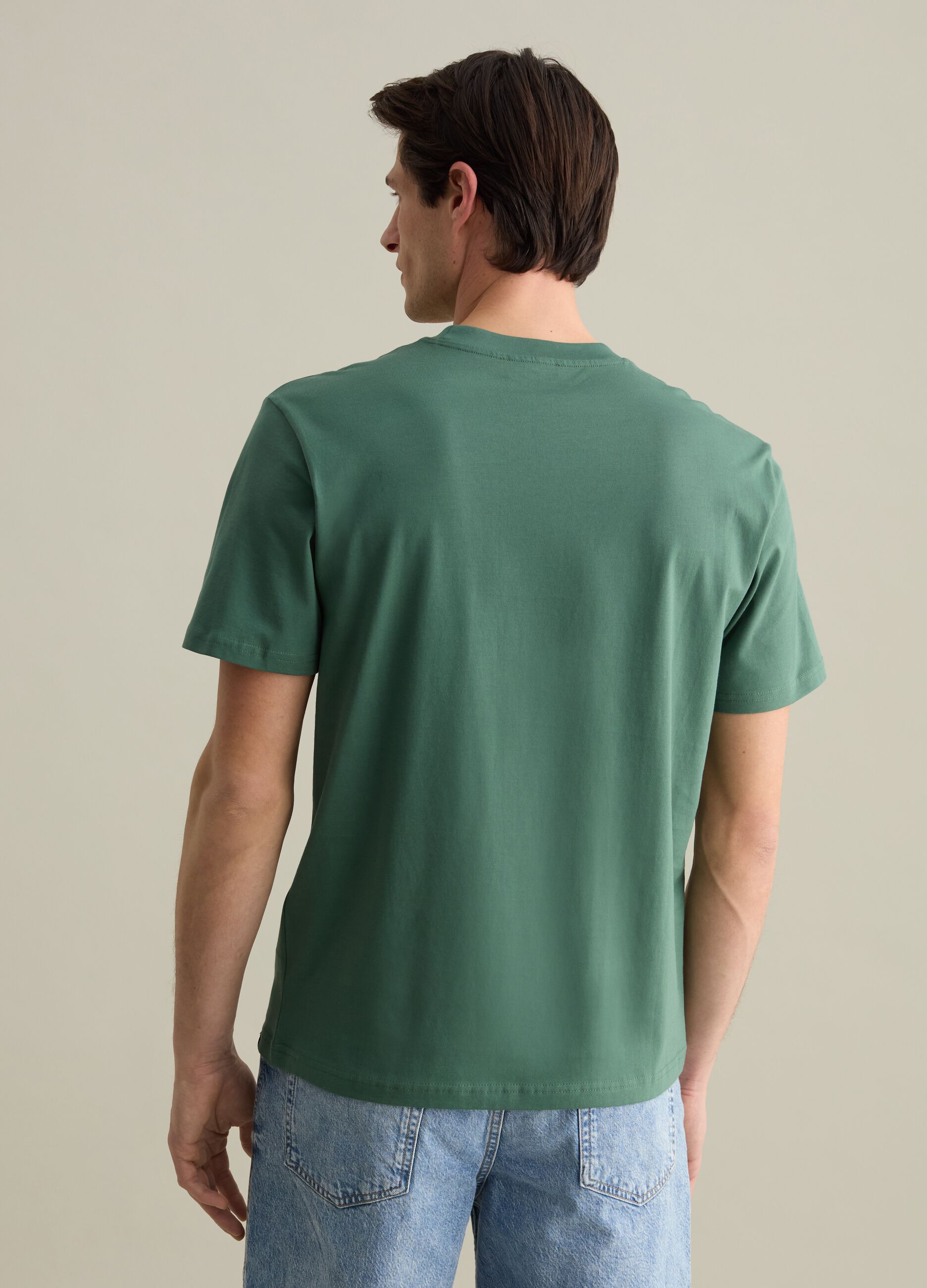 Plain cotton T-shirt with round neck.