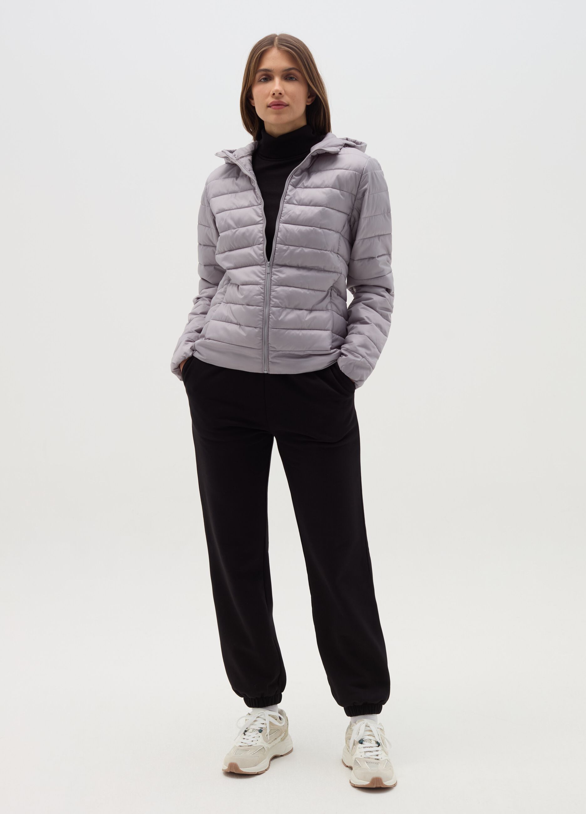Piumino corto ultralight con cappuccio e zip