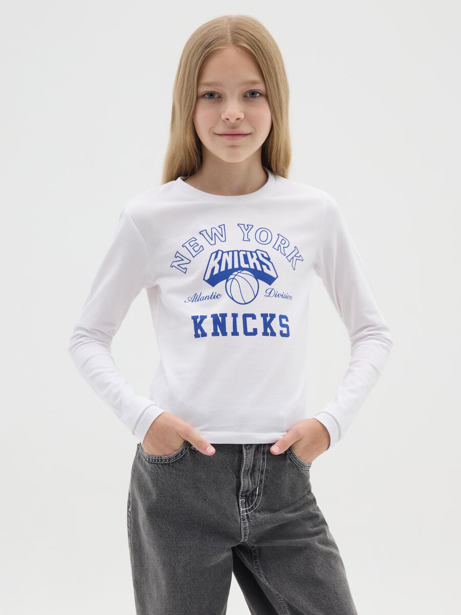 T-shirt bianca da ragazza in misto cotone slim fit con stampa Knicks_0