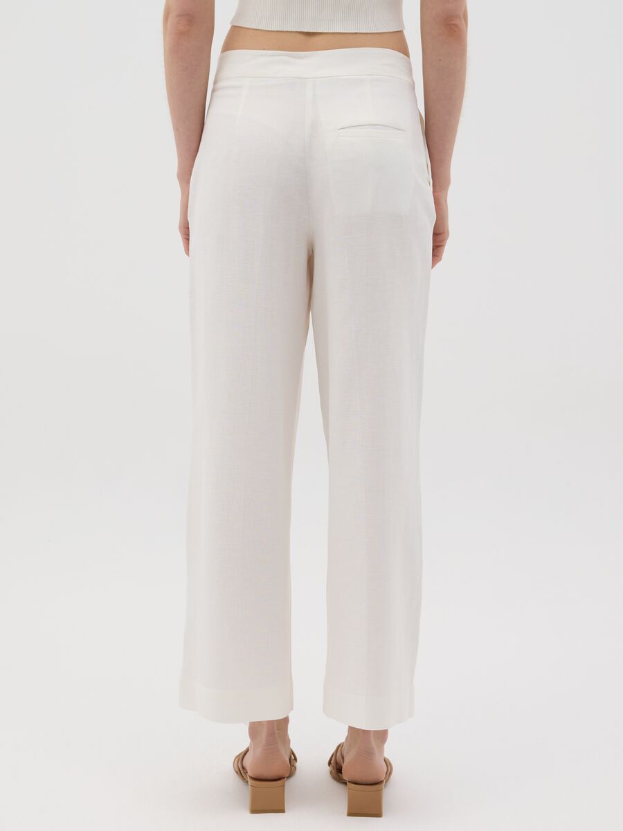 Women’s white regular-fit trousers in viscose and linen blend_2