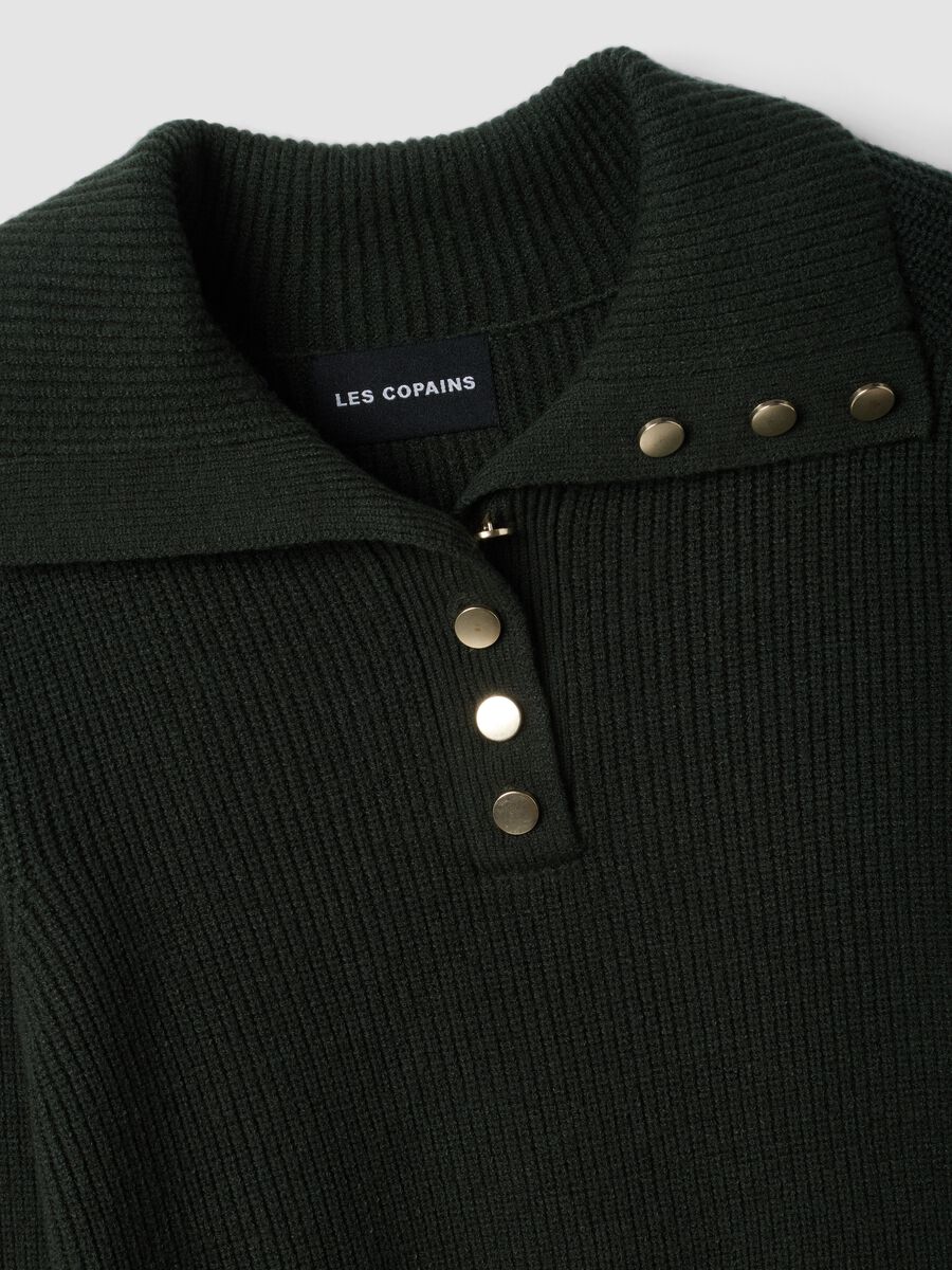 Maglia verde a coste in misto viscosa con colletto_5