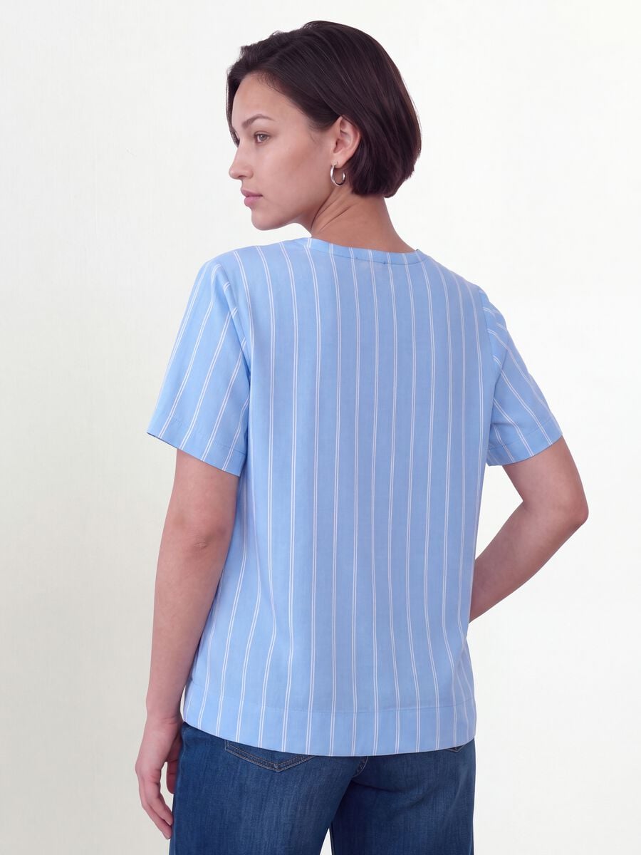 Blusa azzurra a righe in pura viscosa con collo coreano regular fit_3