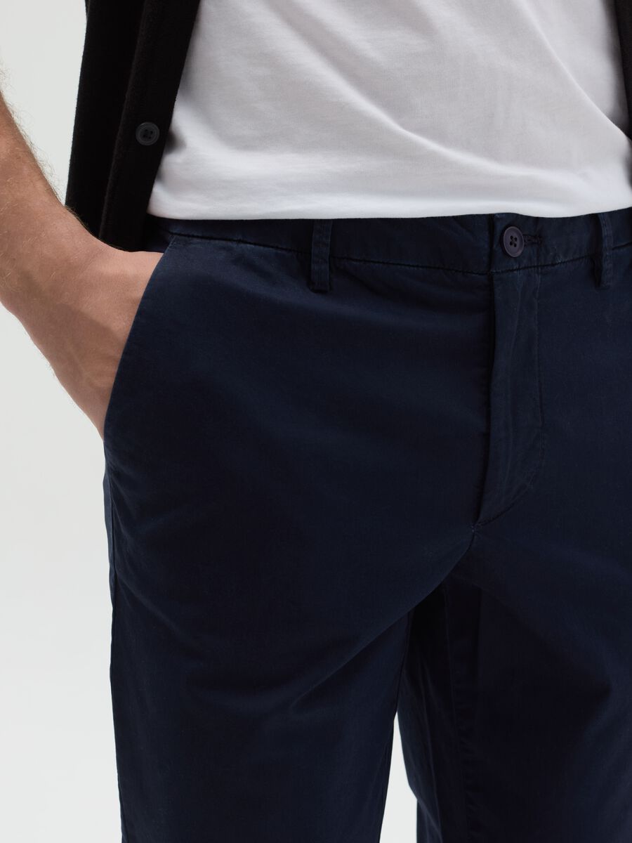Slim-fit chino trousers in stretch cotton_2