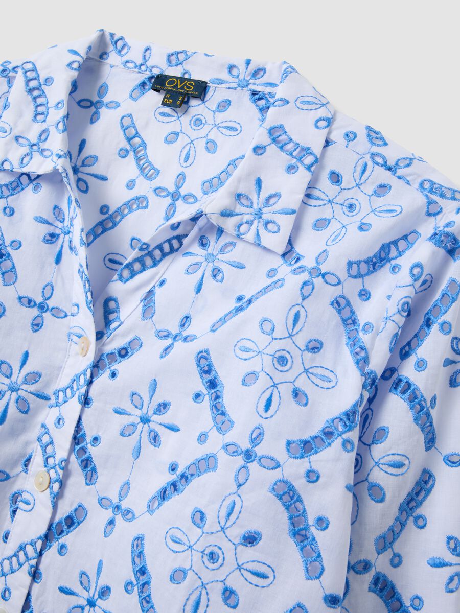 Camicia azzurra in cotone organico con stampa all over_1
