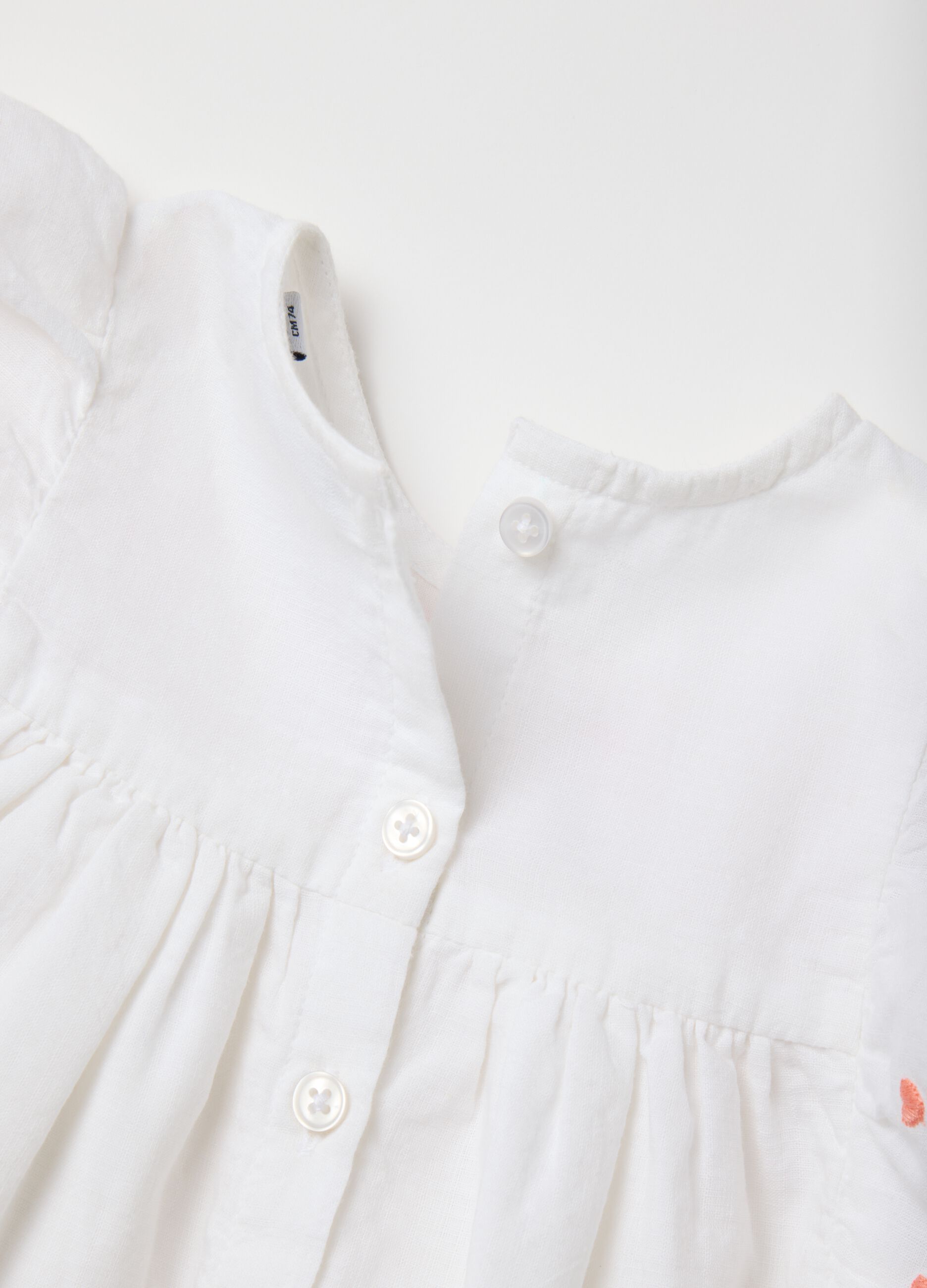 Completo da neonata con top in puro cotone bianco e shorts in denim