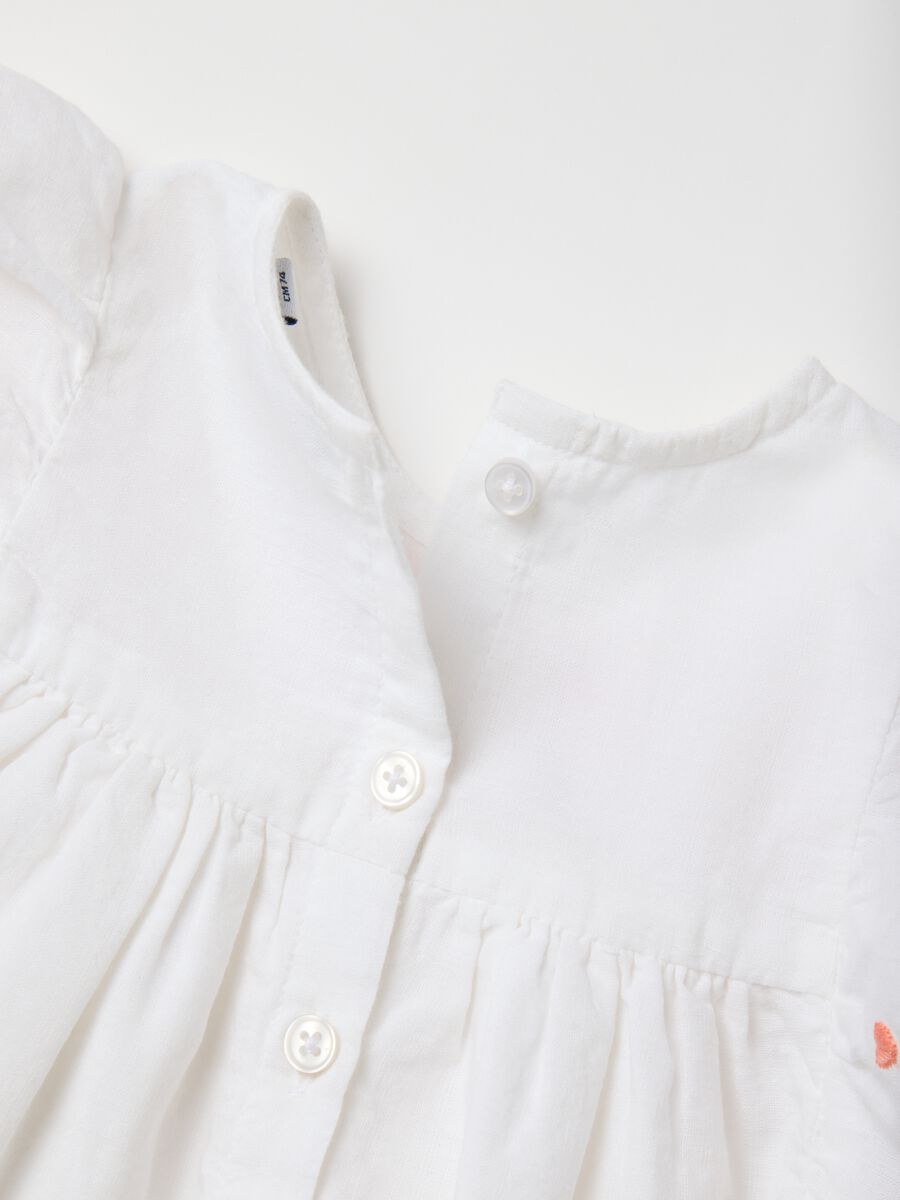 Newborn set with pure white cotton top and denim shorts_3