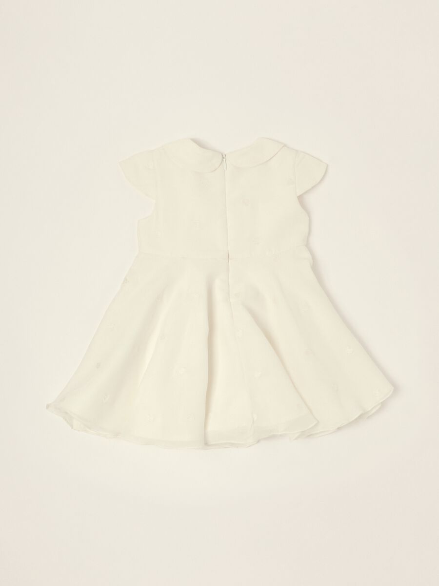 Abito bianco con dettagli ricamati_2