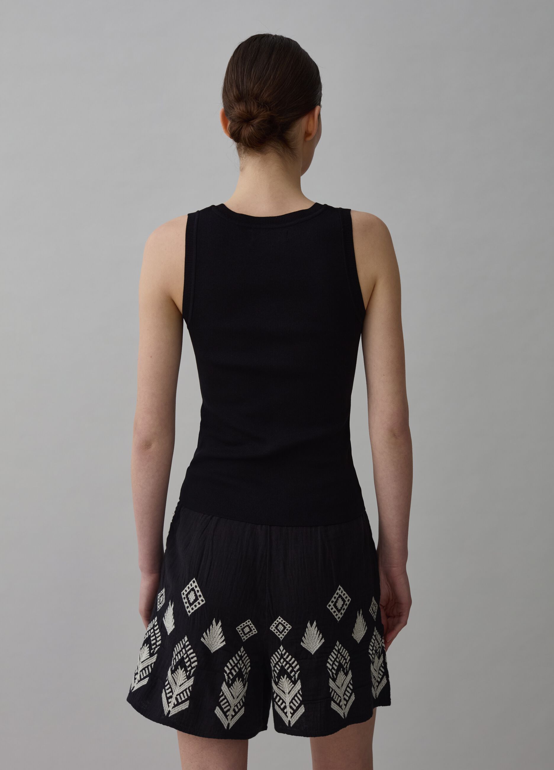 Ribbed tank top with round neckline